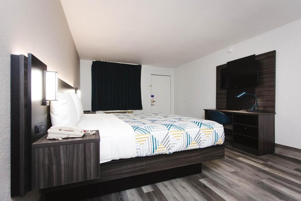1 King Bed | Mobility Accessible RI Shower Nsmk