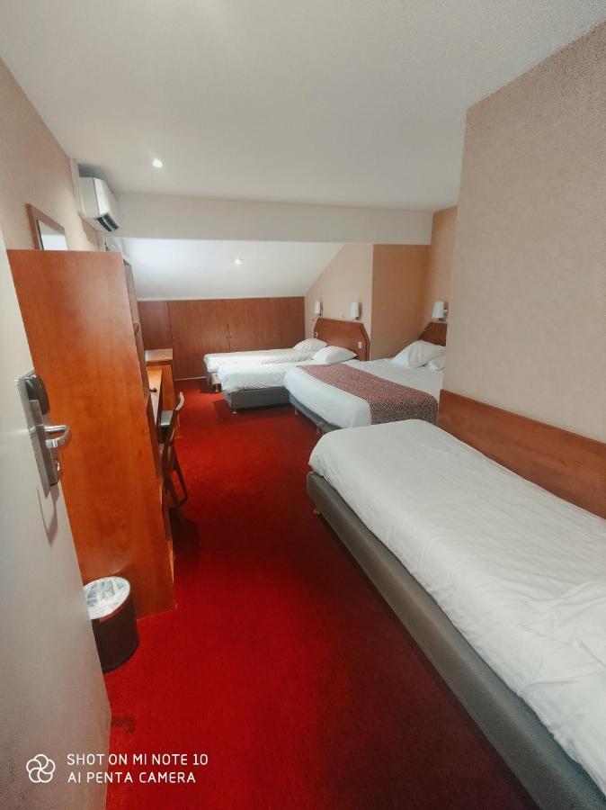 2 Double Beds 1 Single Bed,1197103225:JPEG