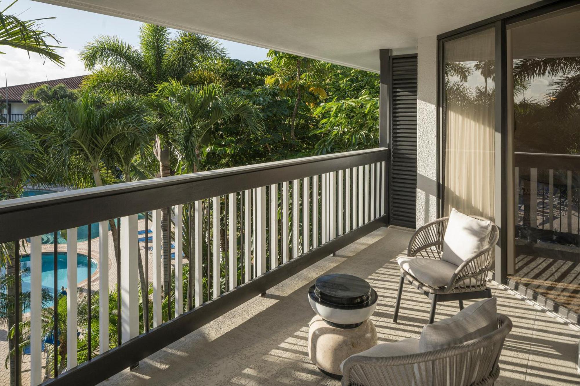 Deluxe King Room Pool View