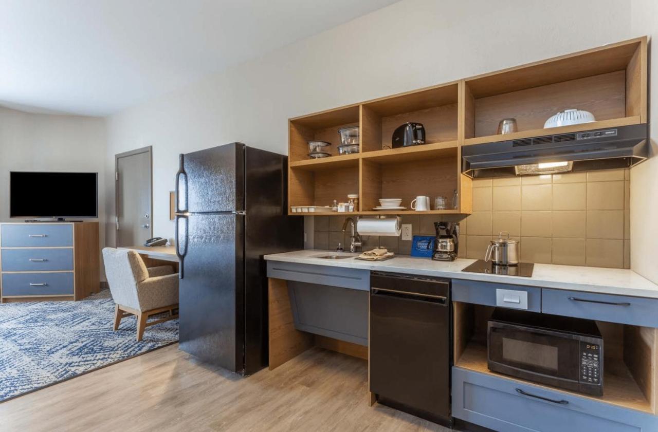 Queen Room with Accessible Transfer Shower - Non-Smoking