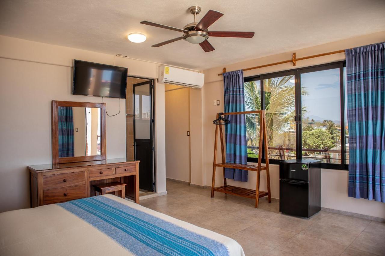 Habitación con cama extragrande y vistas al mar