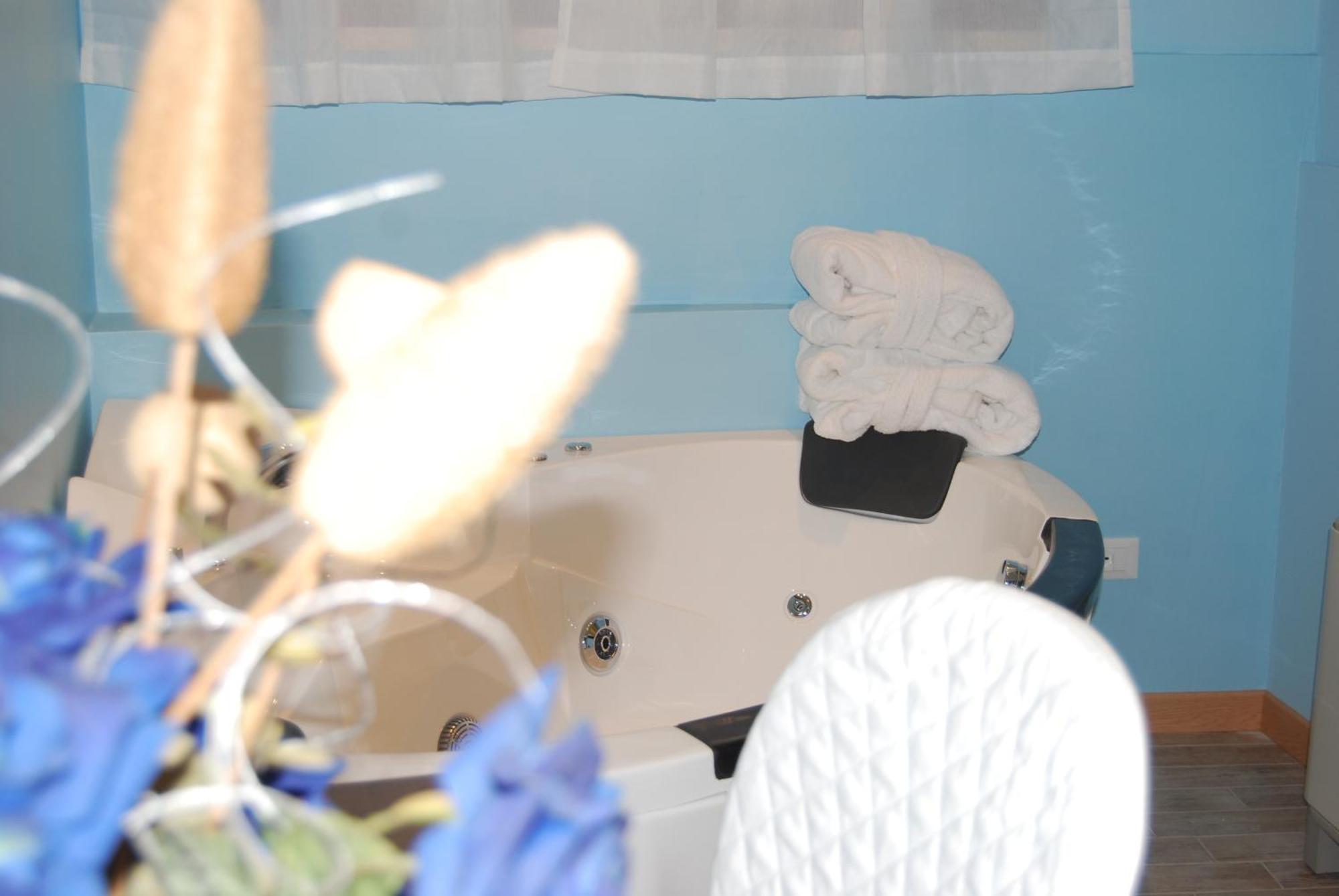 Deluxe Suite Spa Bath