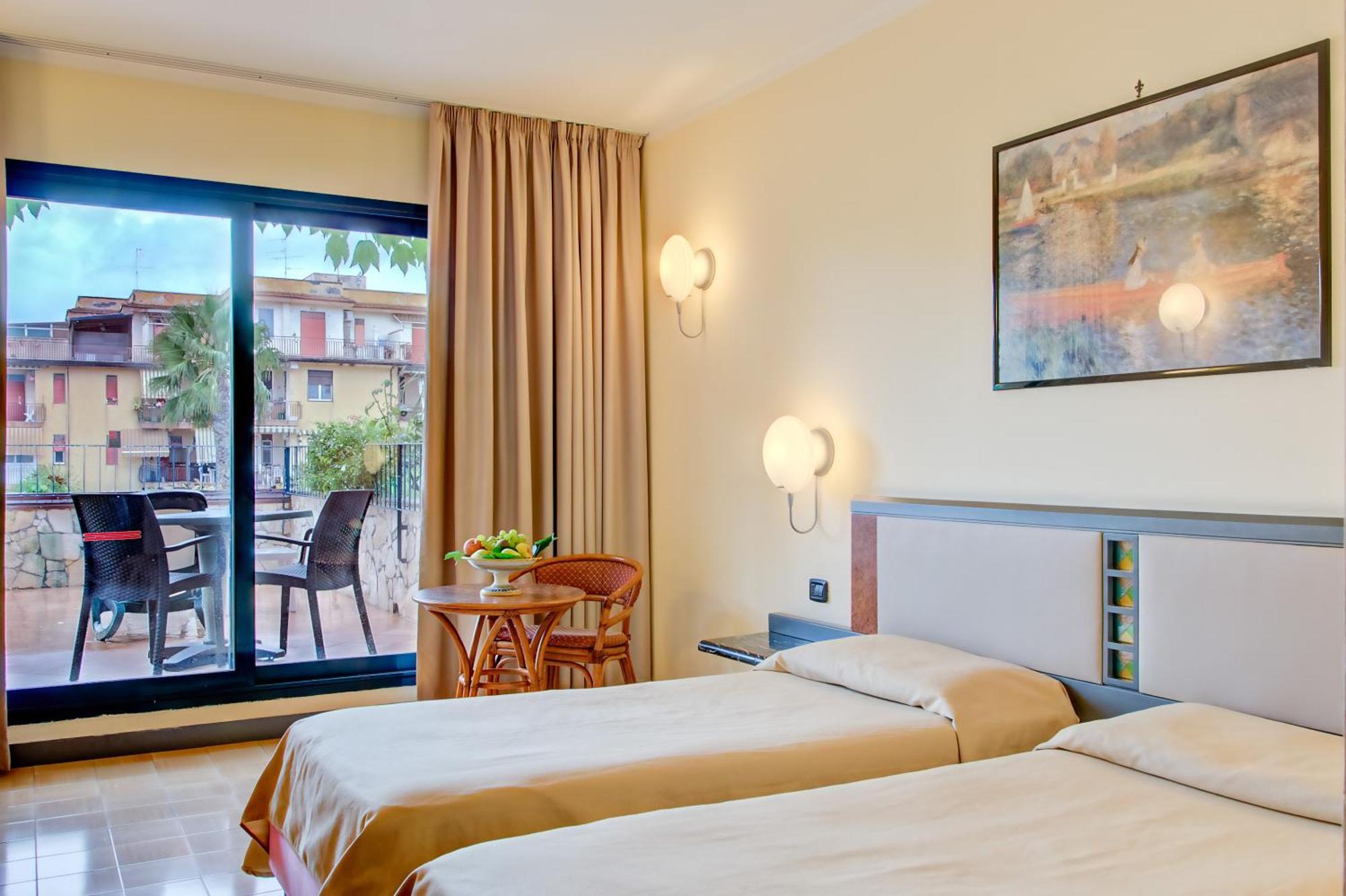 Deluxe Triple Room Balcony,1257079591:JPEG