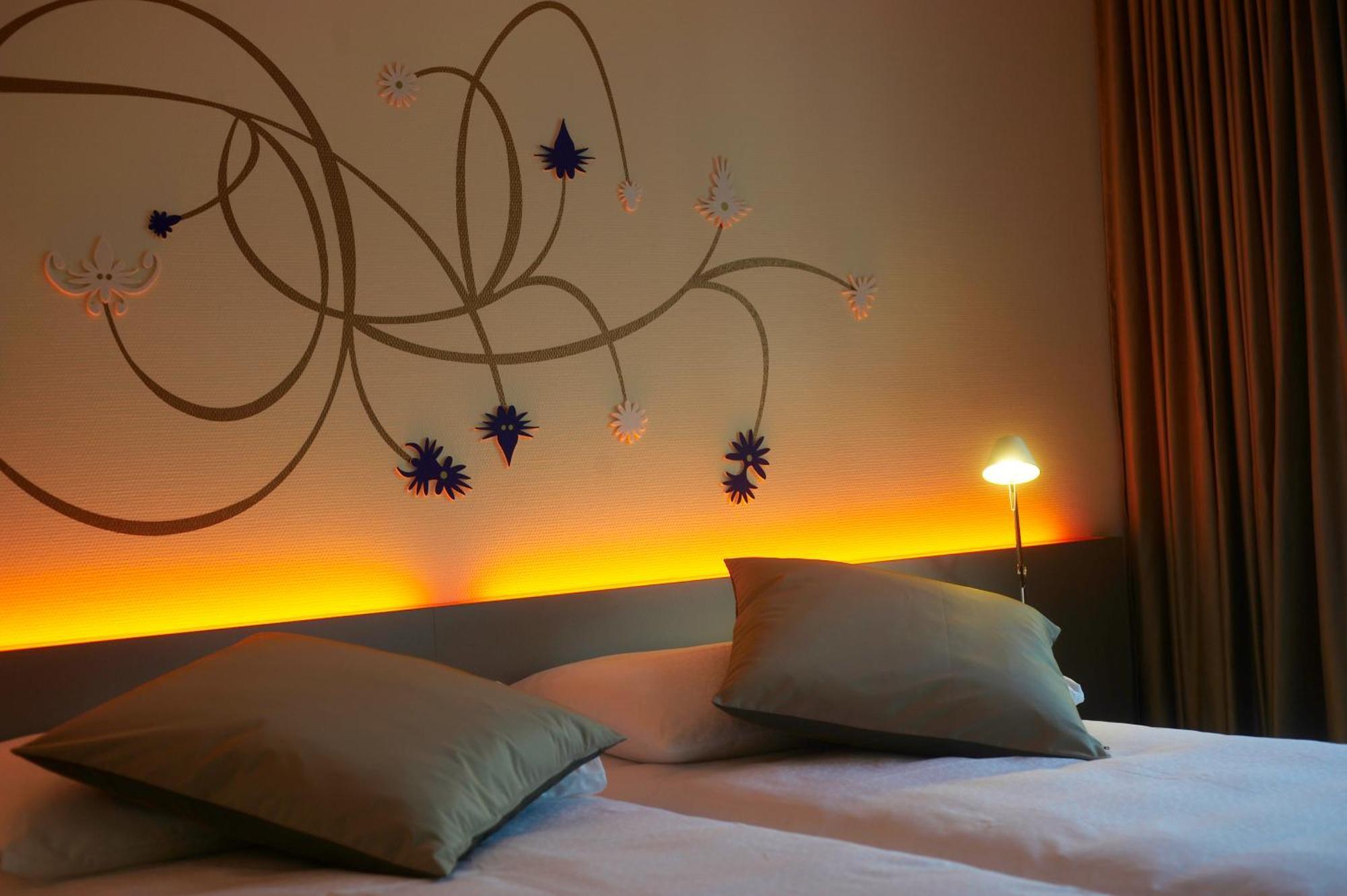 DESIGN  Twin Room