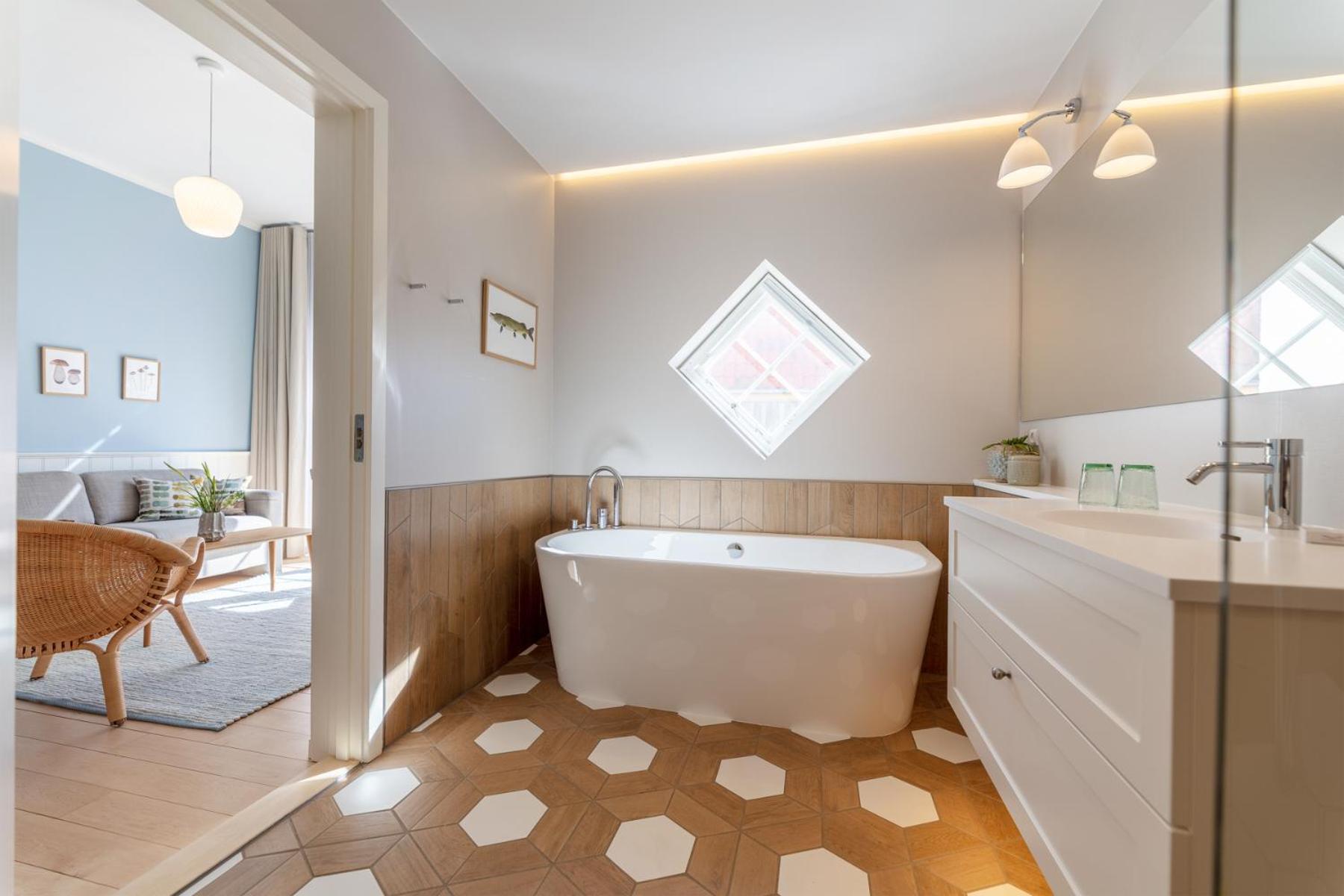 Junior Suite Bathtub