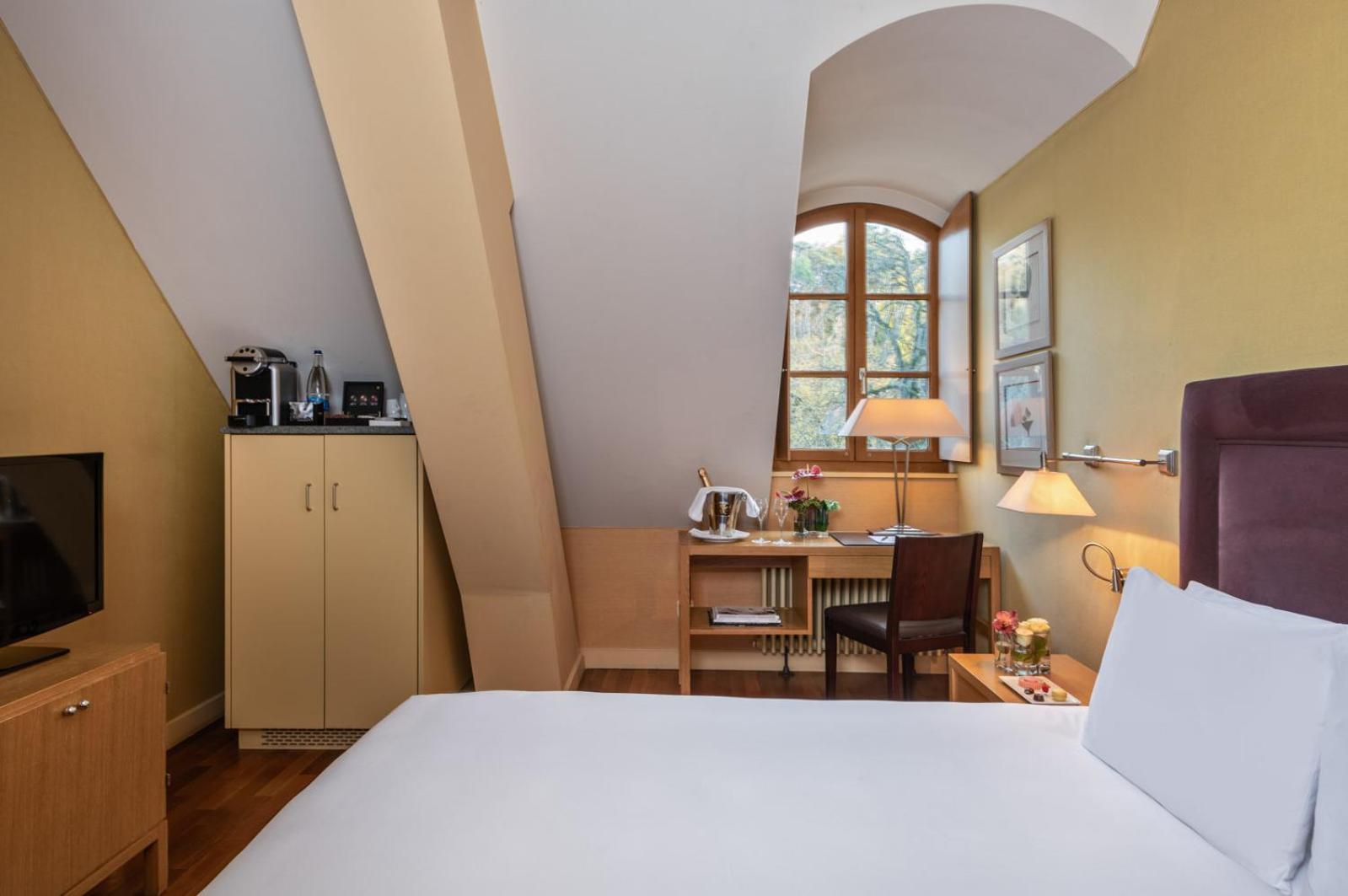 Queen Room Garden View