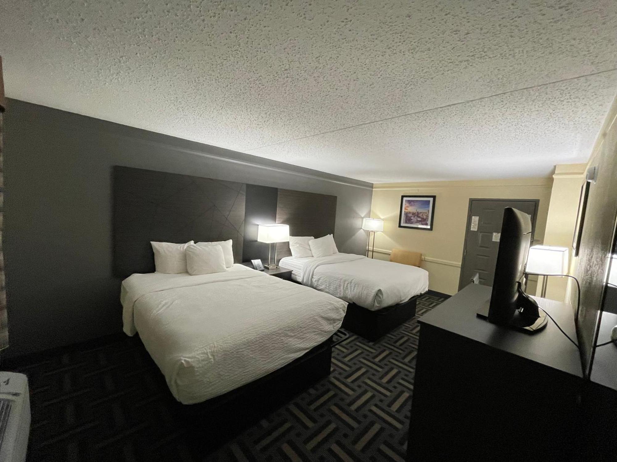 Queen Room with Two Queen Beds and Bathtub with Grab Bars - Mobility Access/Non-Smoking