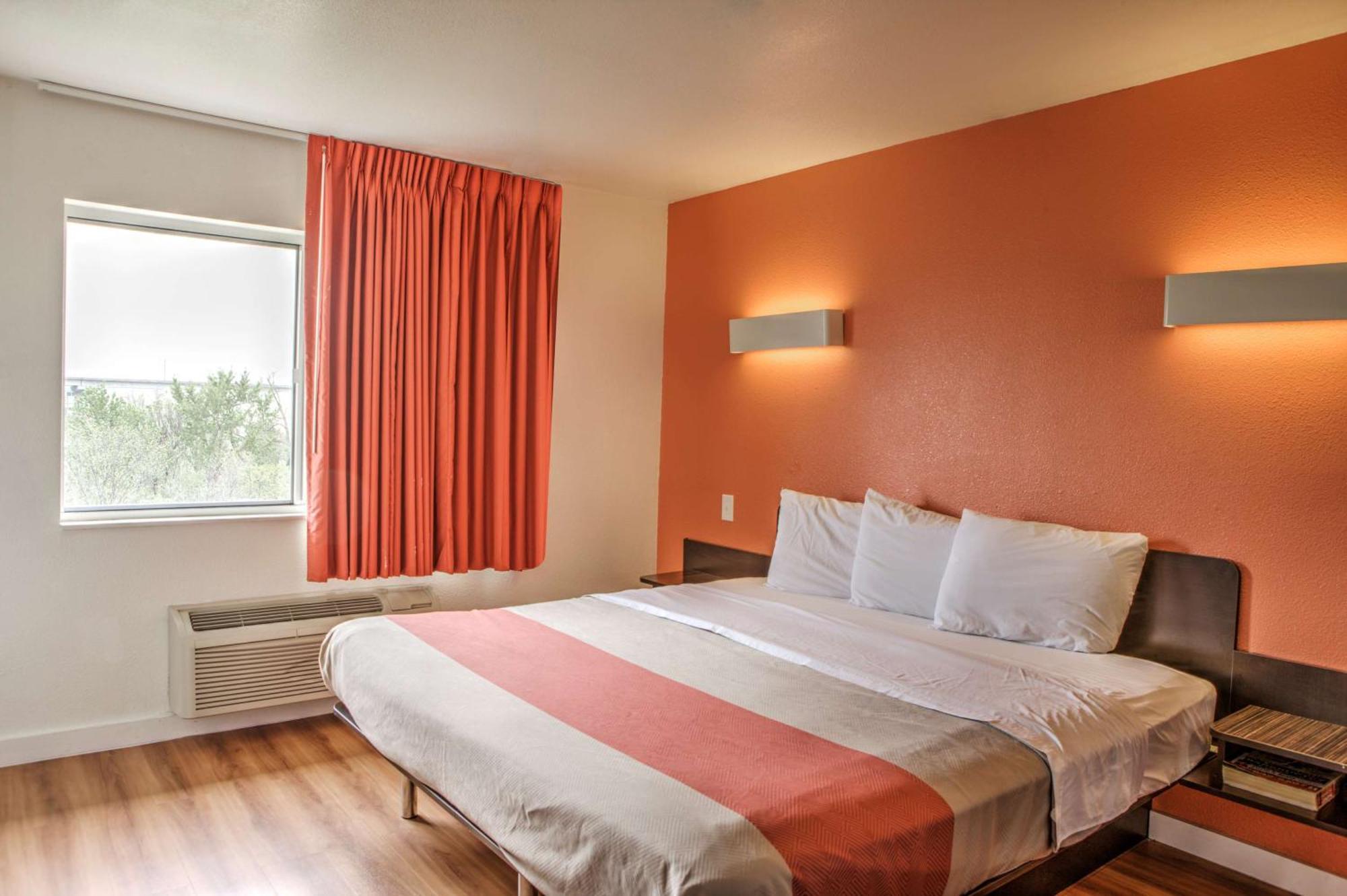 King Suite with Spa Bath - Non-Smoking