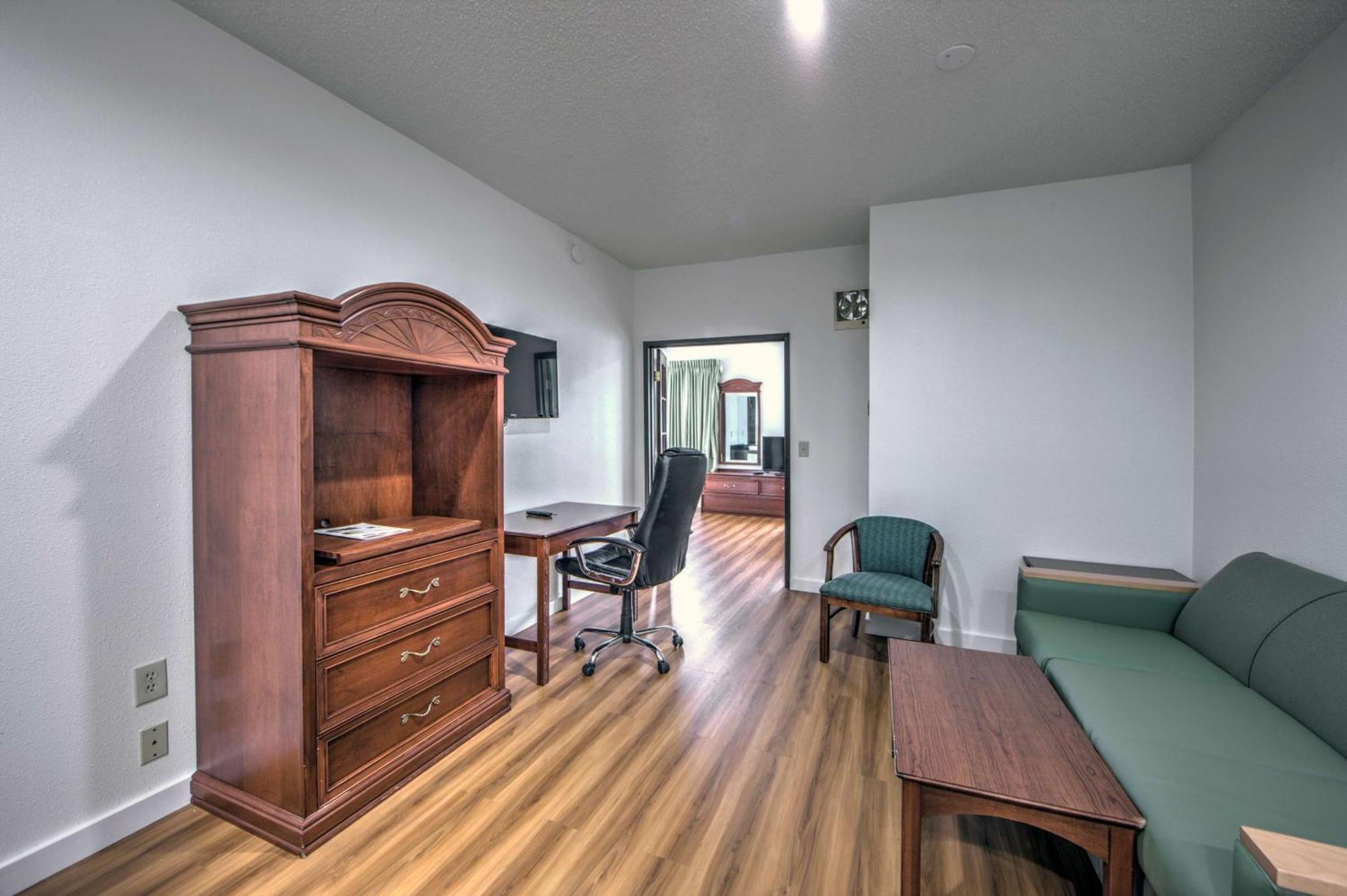 Deluxe King Suite - Non-Smoking