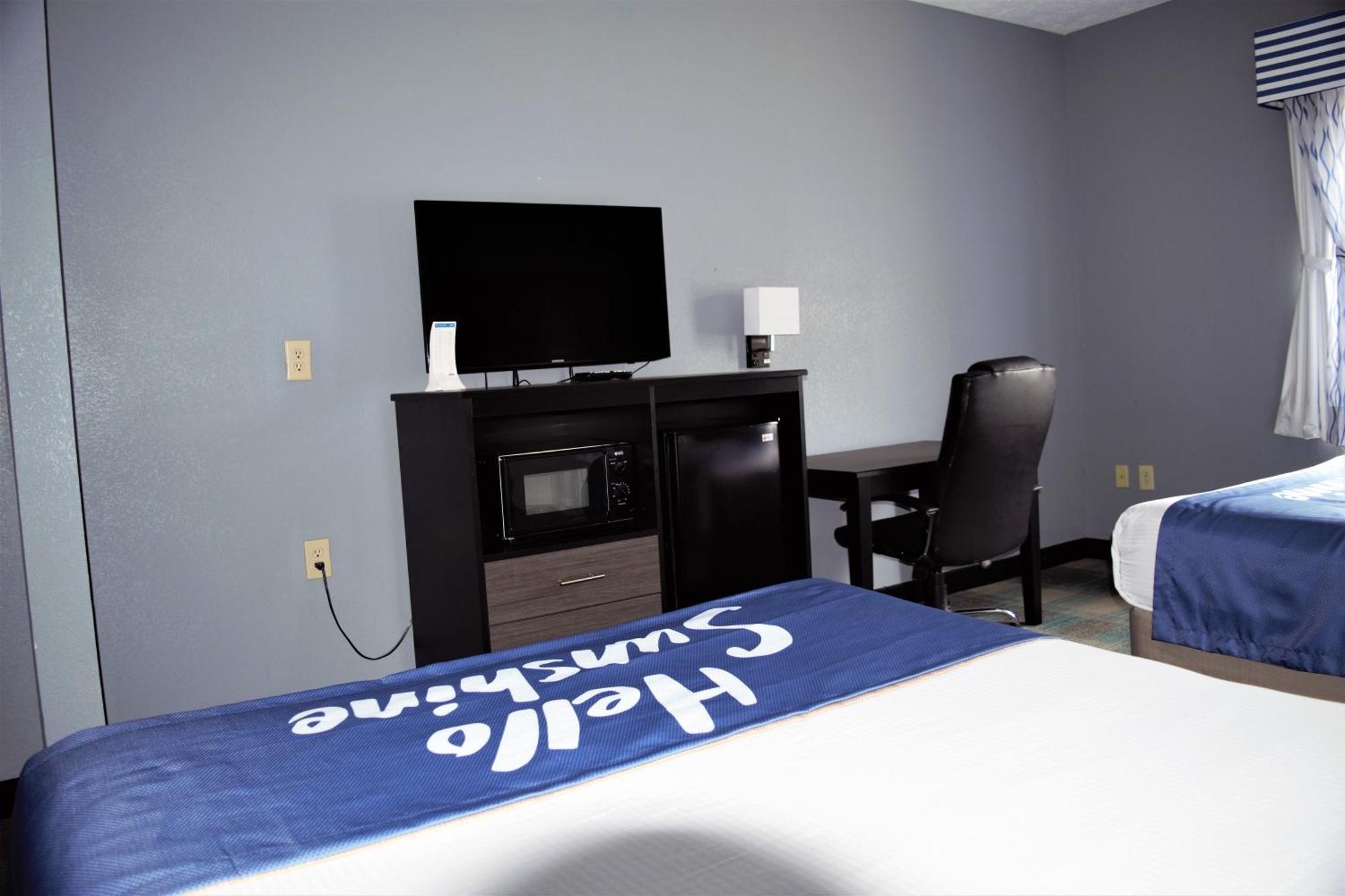 Queen Room with Two Queen Beds - Smoking