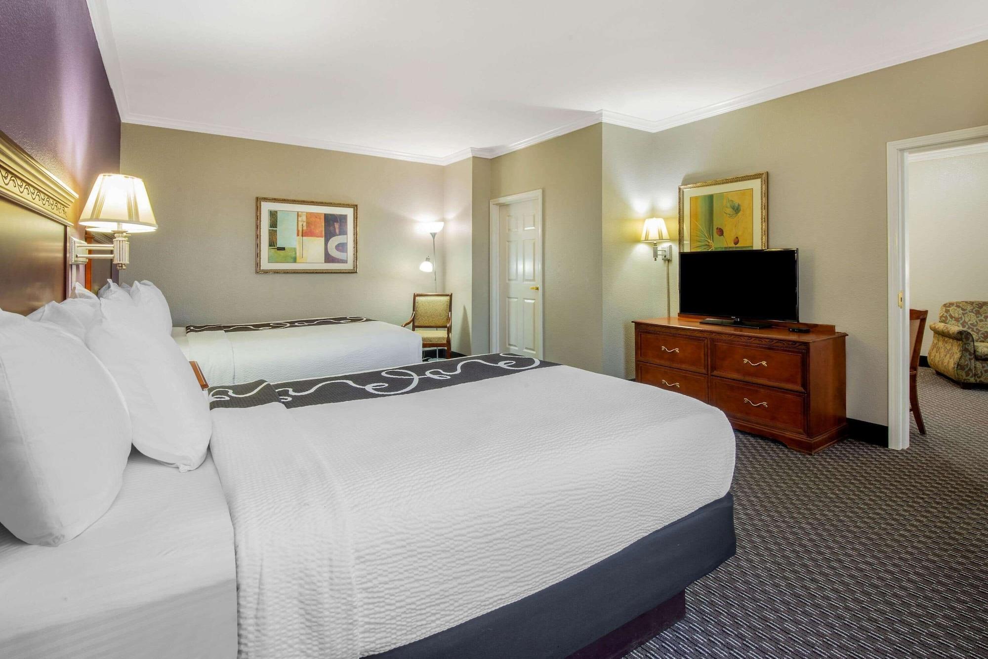 Deluxe Suite with Two Double Beds - Non-Smoking