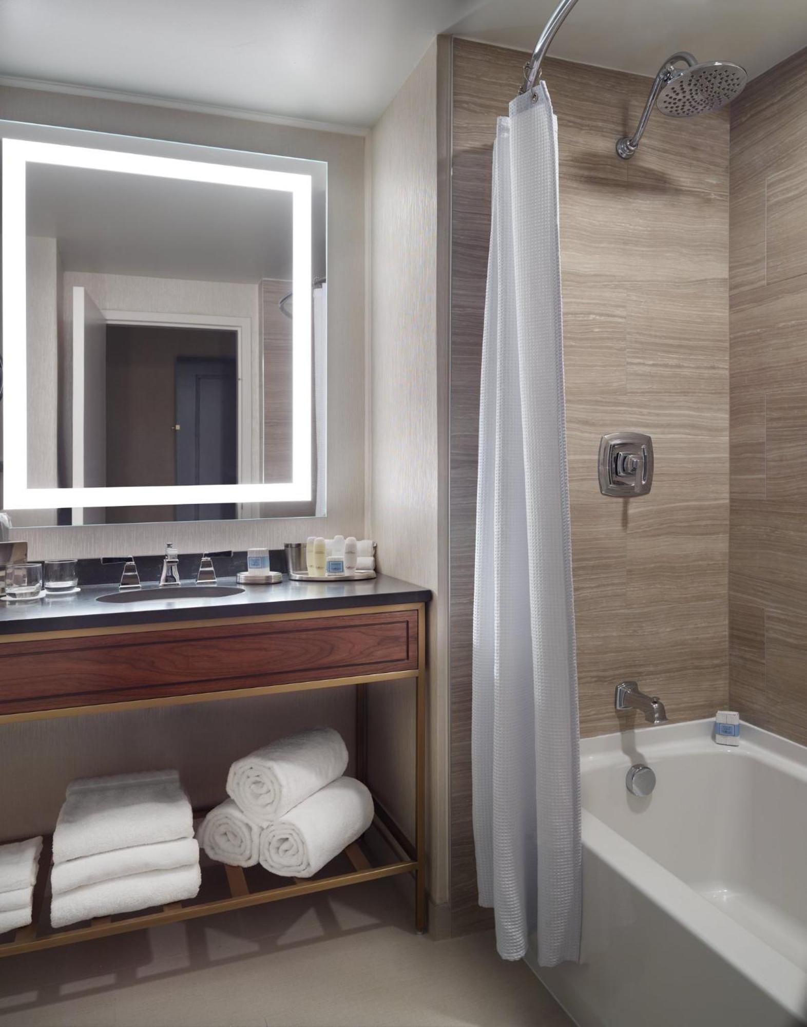 Deluxe Room 1 queen bed
