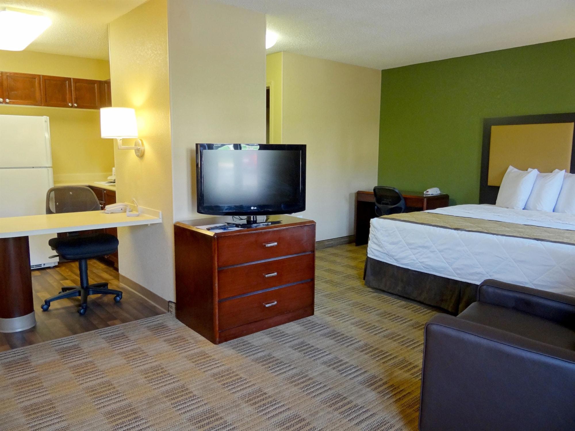 Deluxe Studio with 1 King Bed - Non Smoking