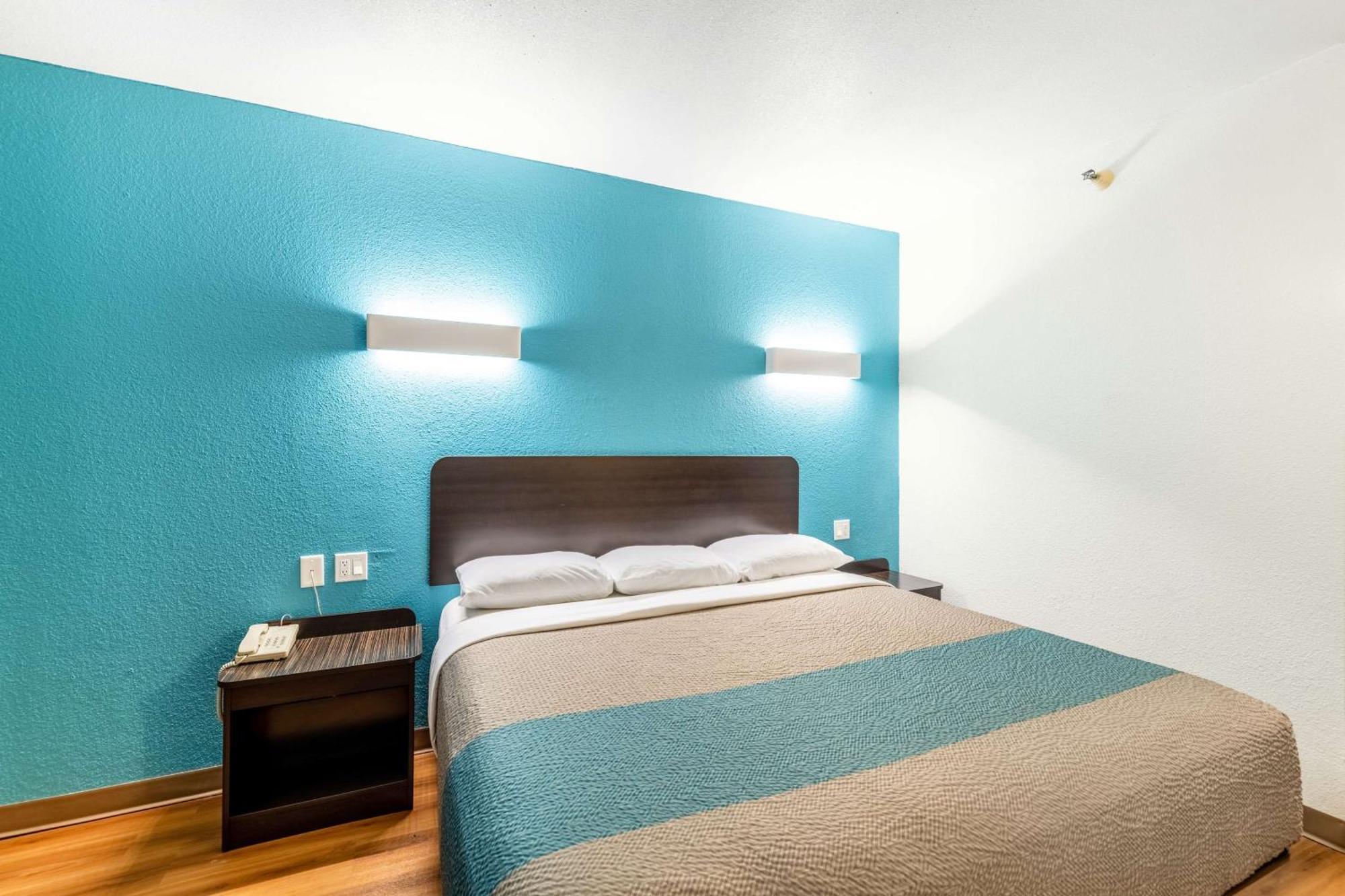 1 King Bed | Non-Smoking