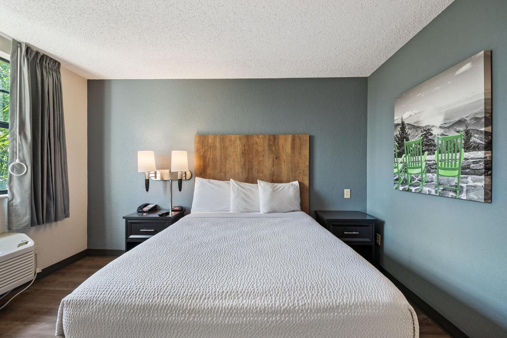 Queen studio 1 Queen Bed Disability Access or Non-Smoking