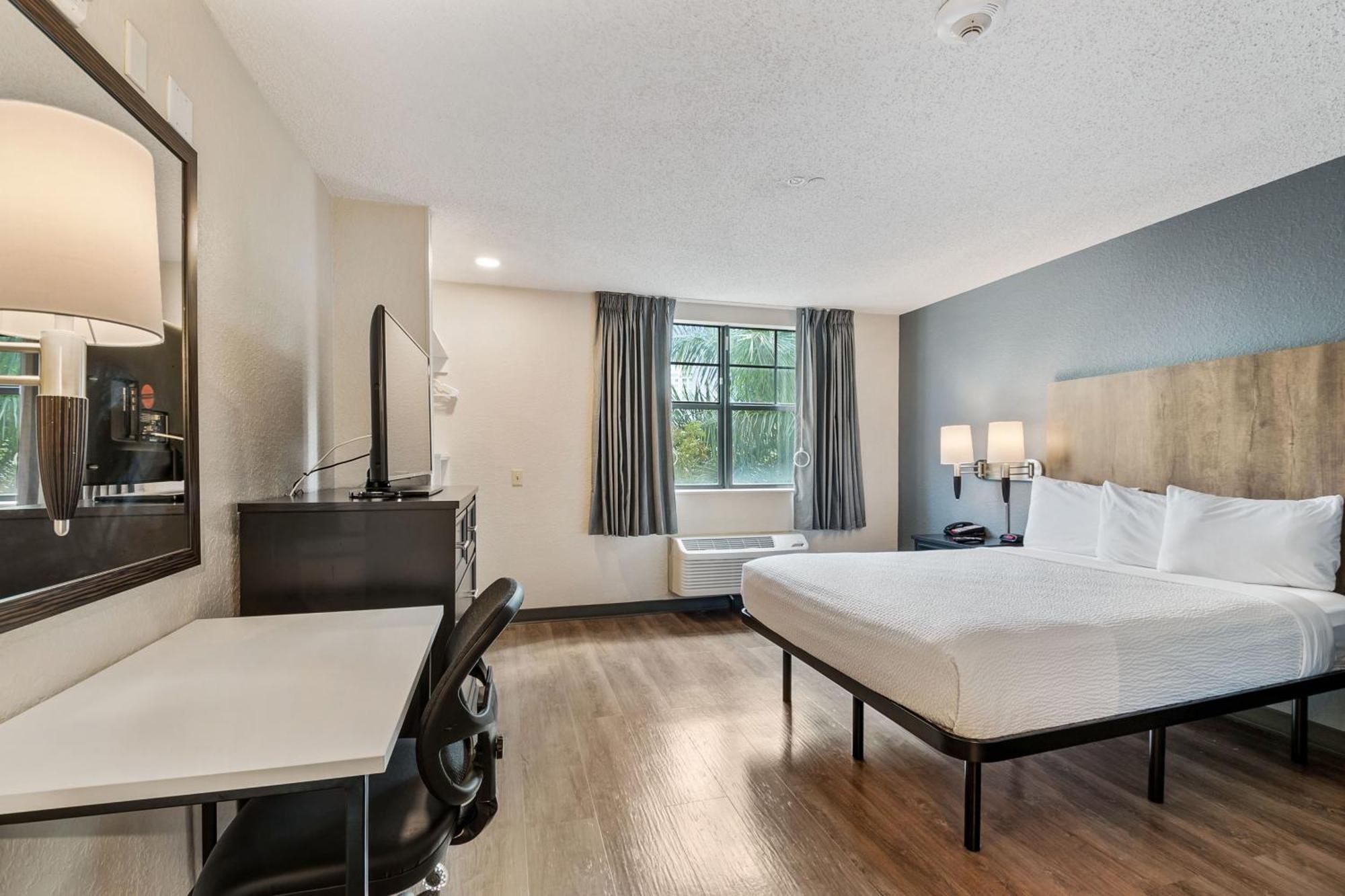 Queen studio 1 Queen Bed Disability Access or Non-Smoking