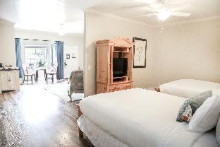Luxury Double Queen Suite