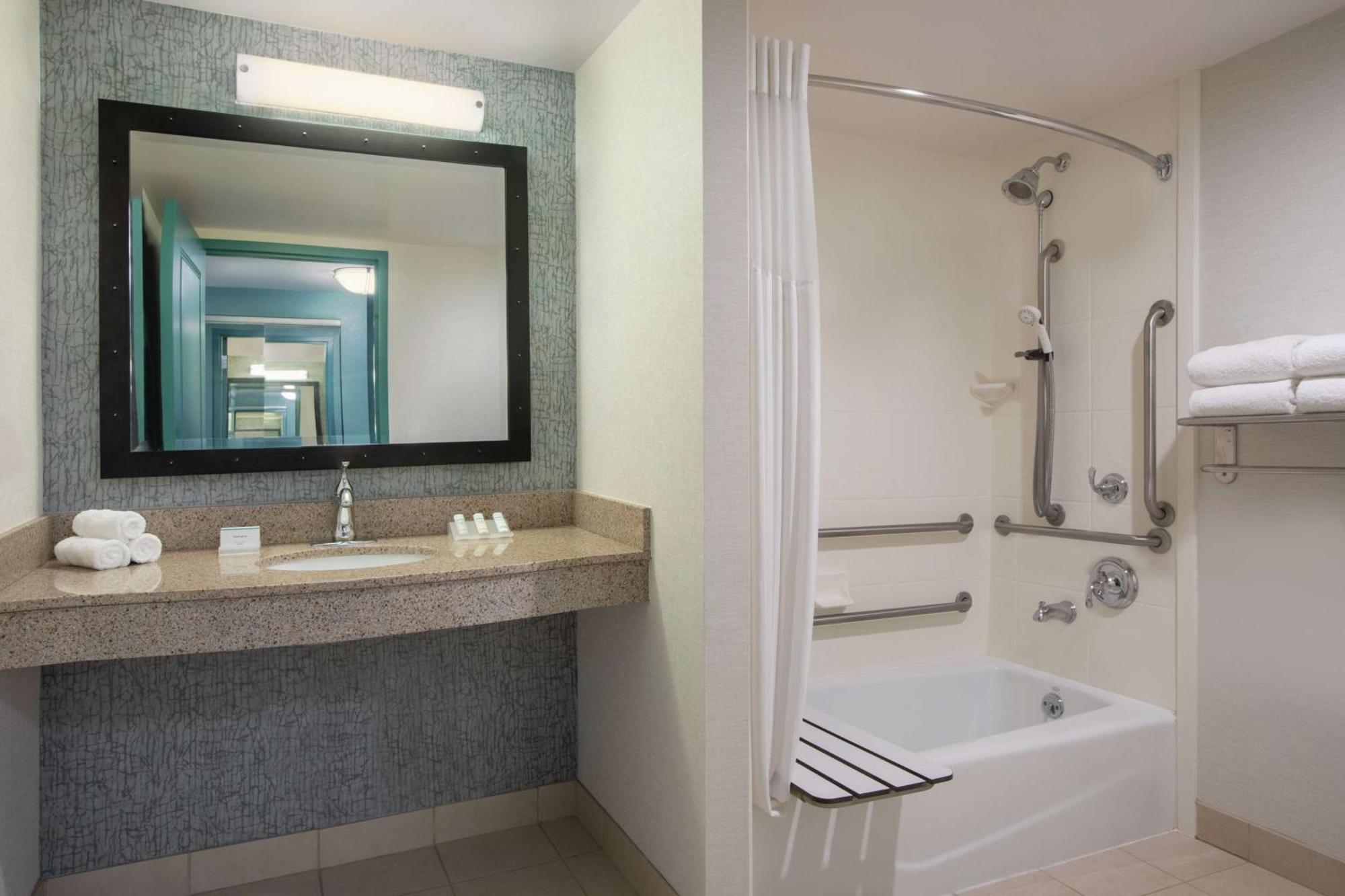 Queen Room Two Queen Beds Mobility Hearing Access