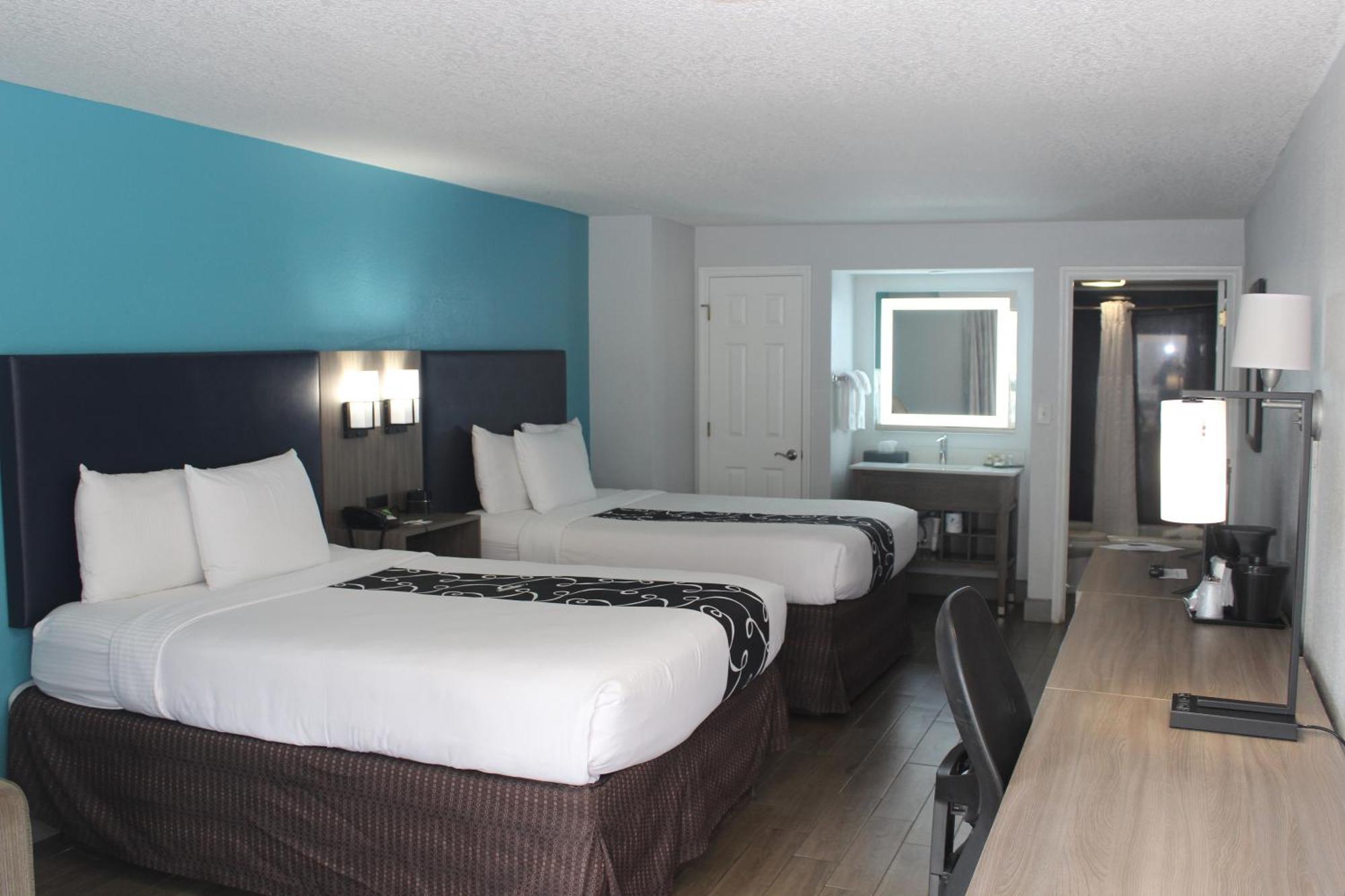 Queen Room Two Queen Beds City View Non-Smoking
