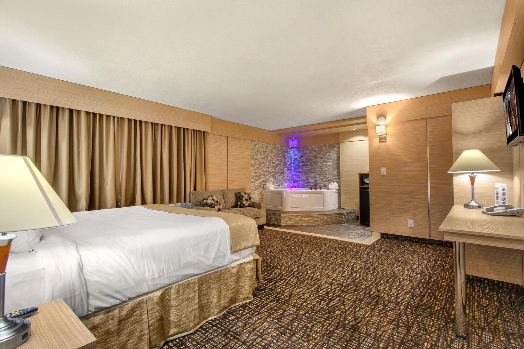 Honeymoon Suite Spa Bath