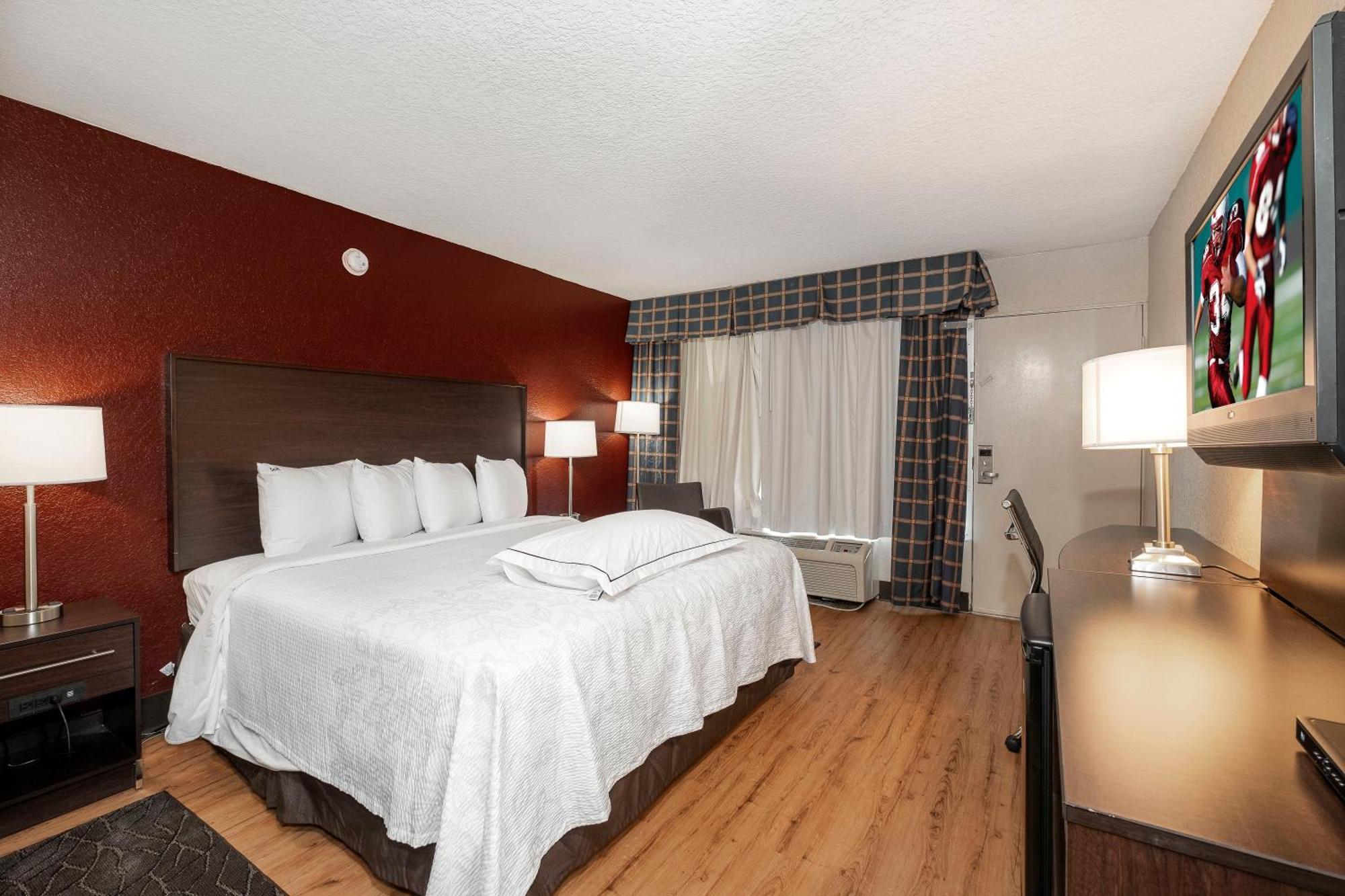 Premium King Room Smoke Upgraded Bedding Snack Box