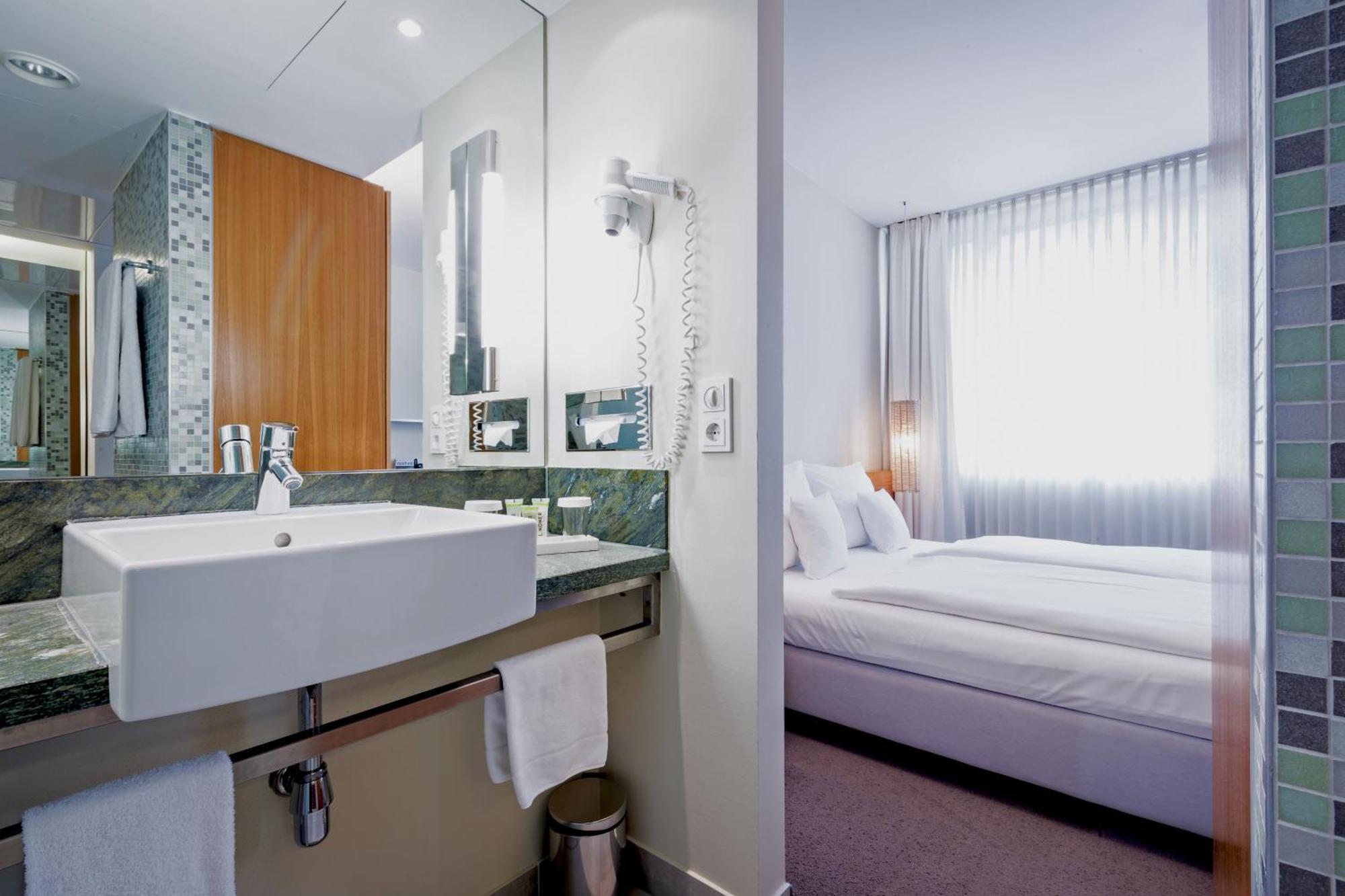 Zimmer mit Queensize-Bett und Balkon