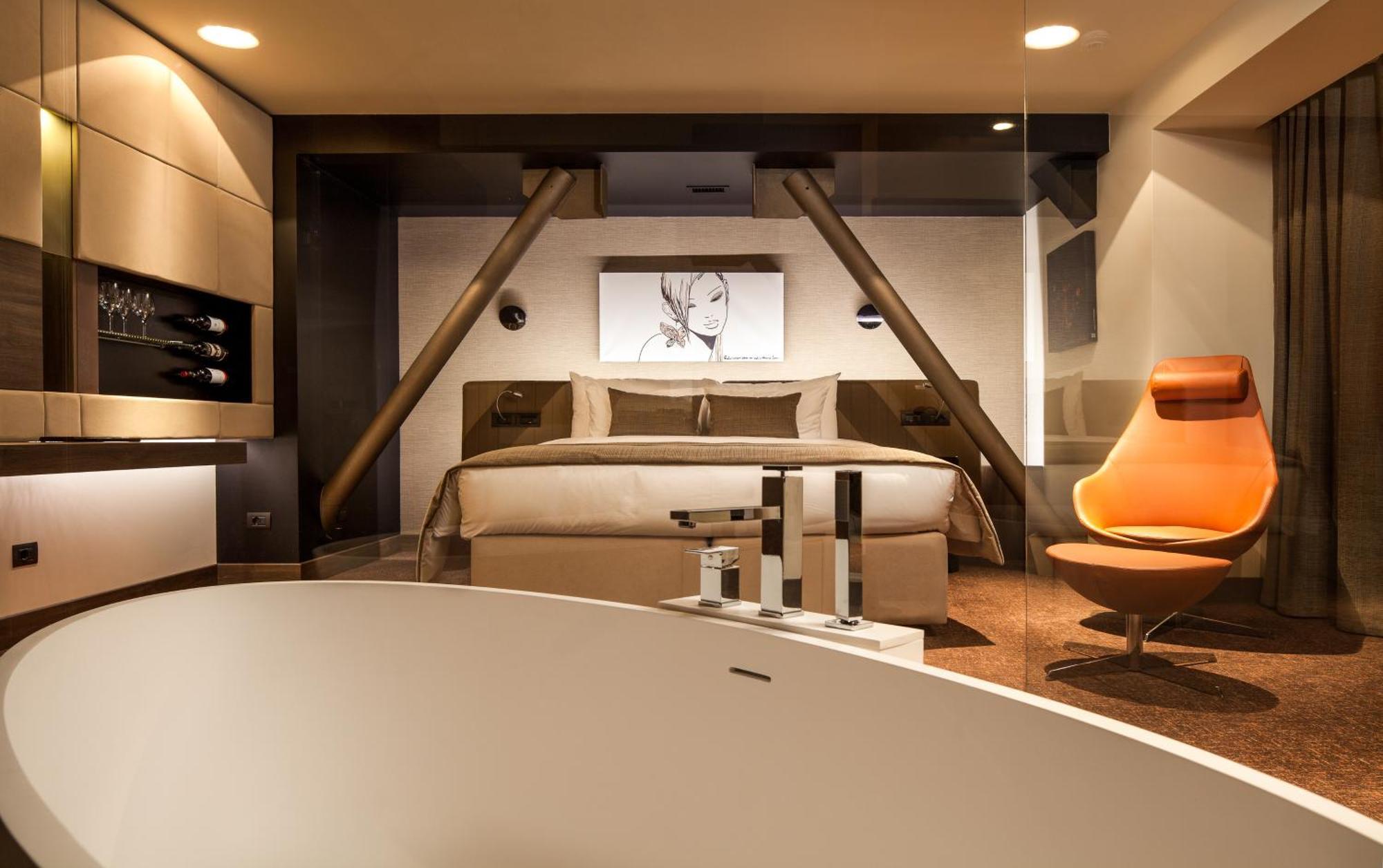 Lifestyle Signature Room pool access