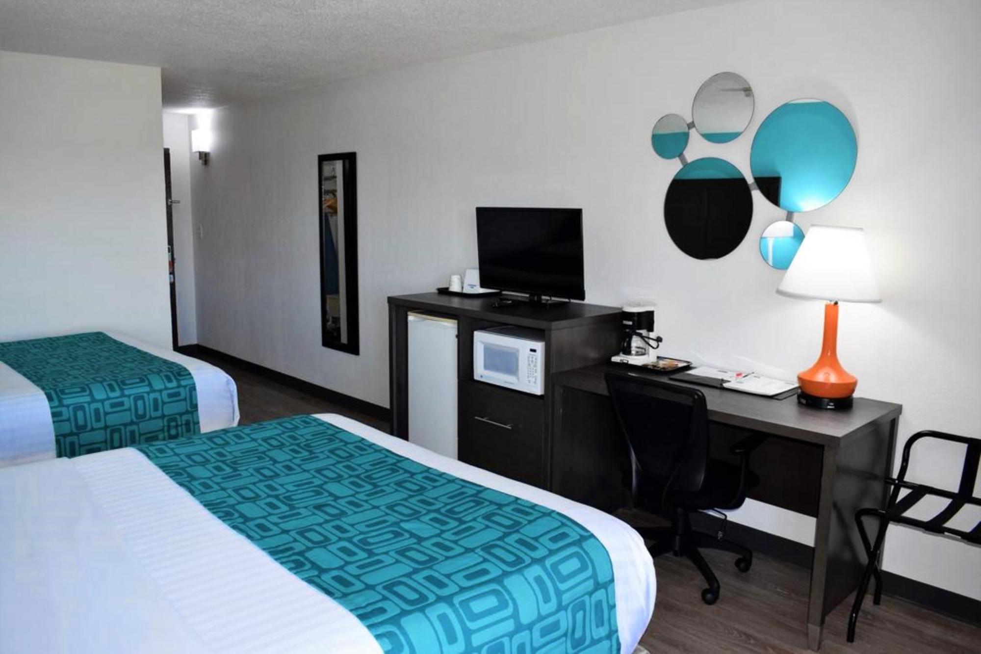 Queen Room with Two Queen Beds and View - Non-Smoking