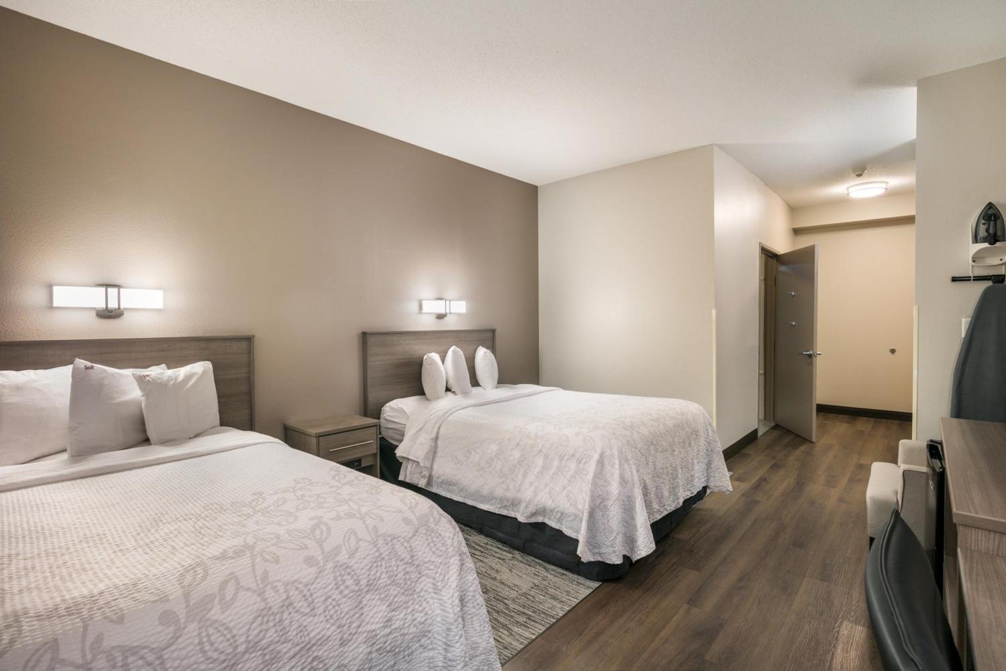 Deluxe Room Two Double Beds Smoke