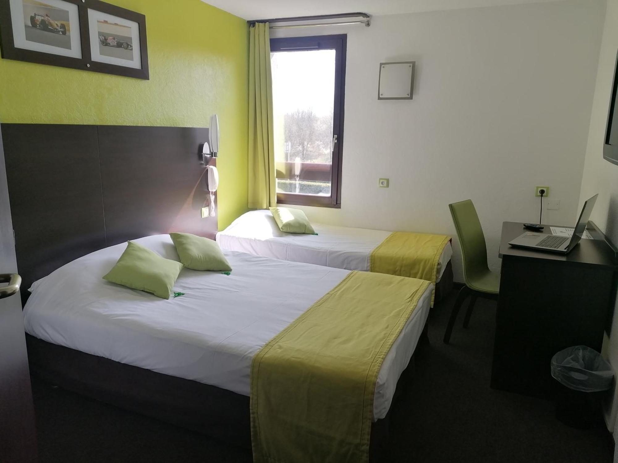 Triple Room 1 Double 1 Single Bed,1705999109:JPEG