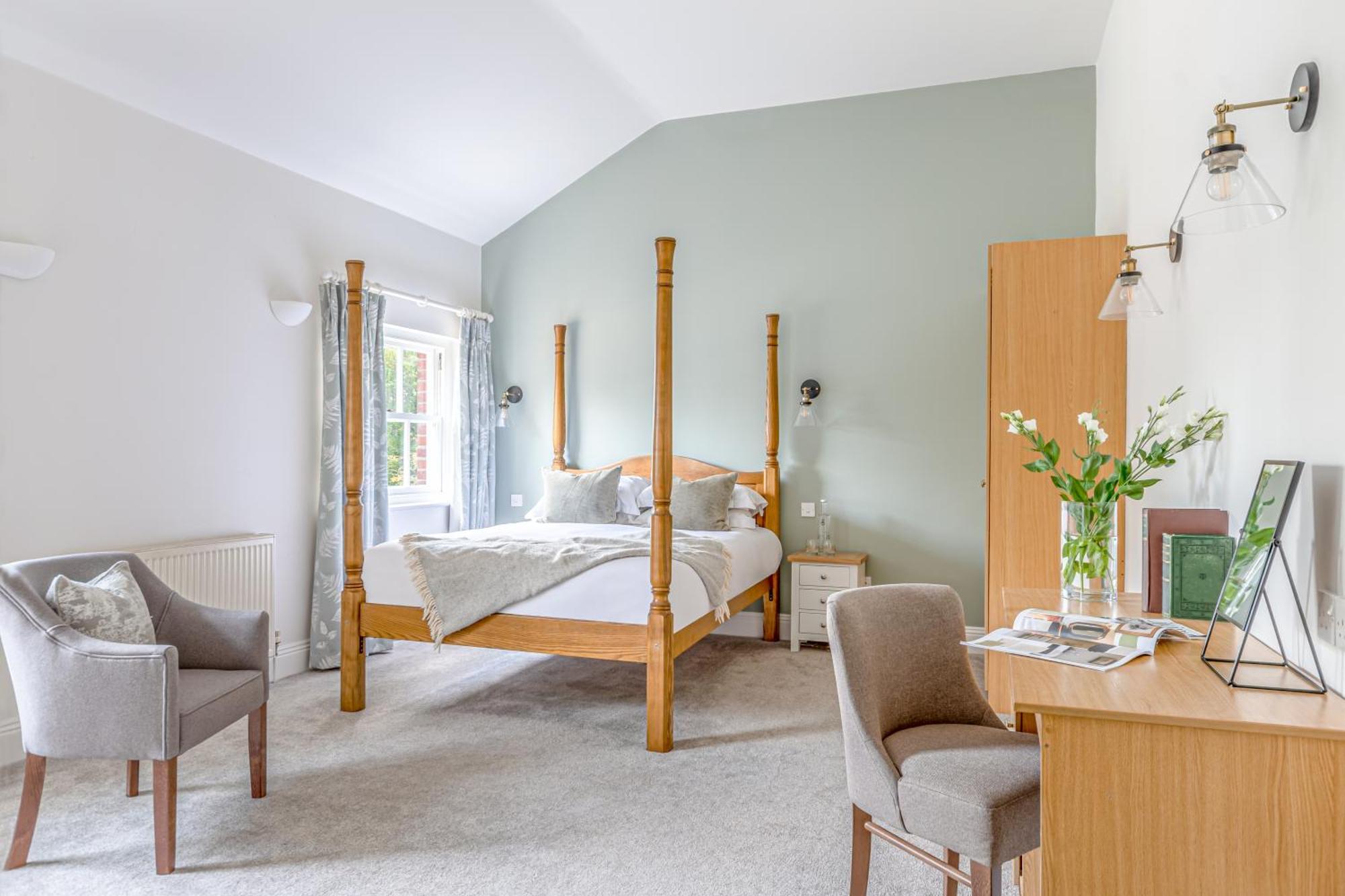 Comfy Deluxe Four Poster