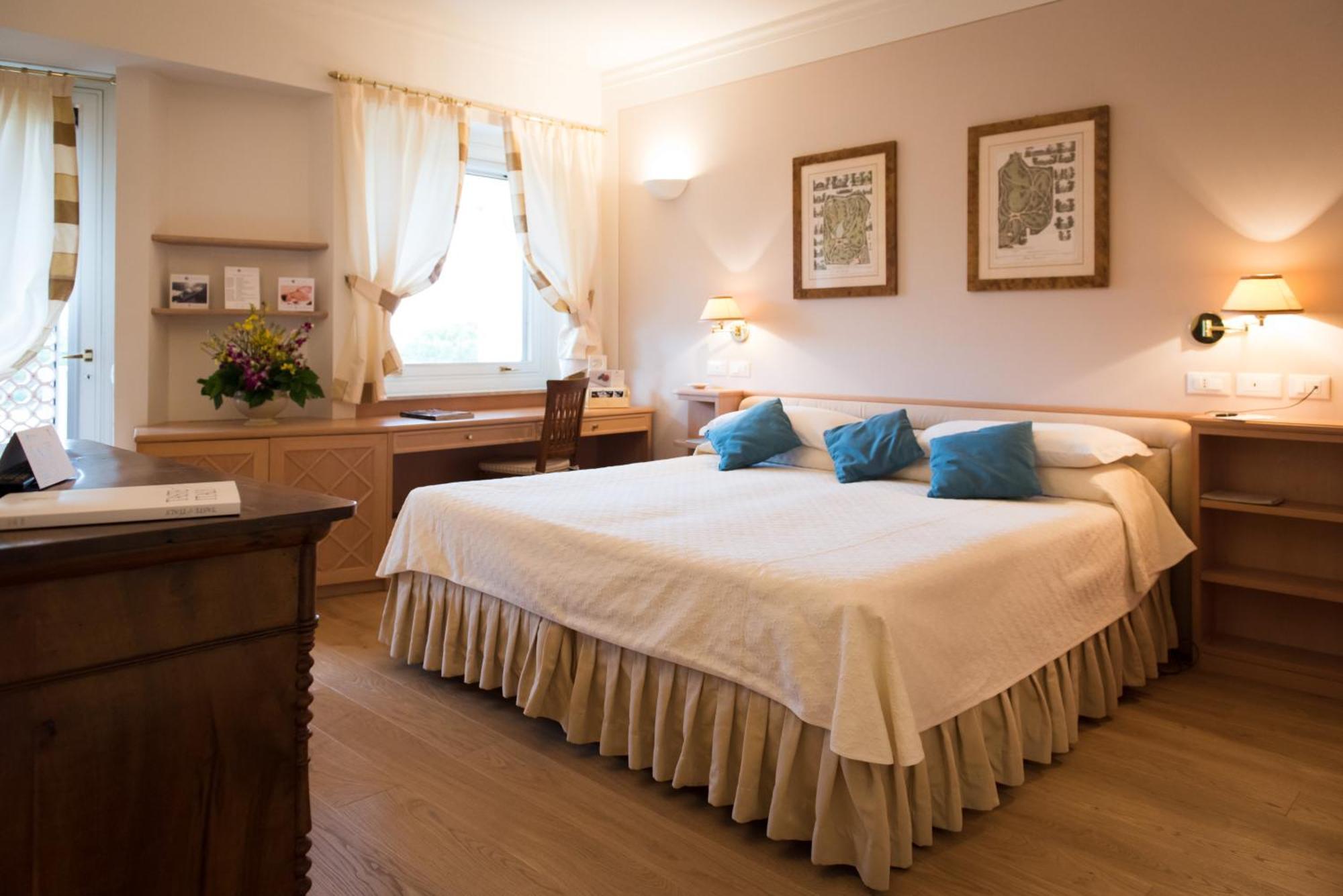 Camera Matrimoniale/Doppia con Letti Singoli con Vista Mare Parziale
