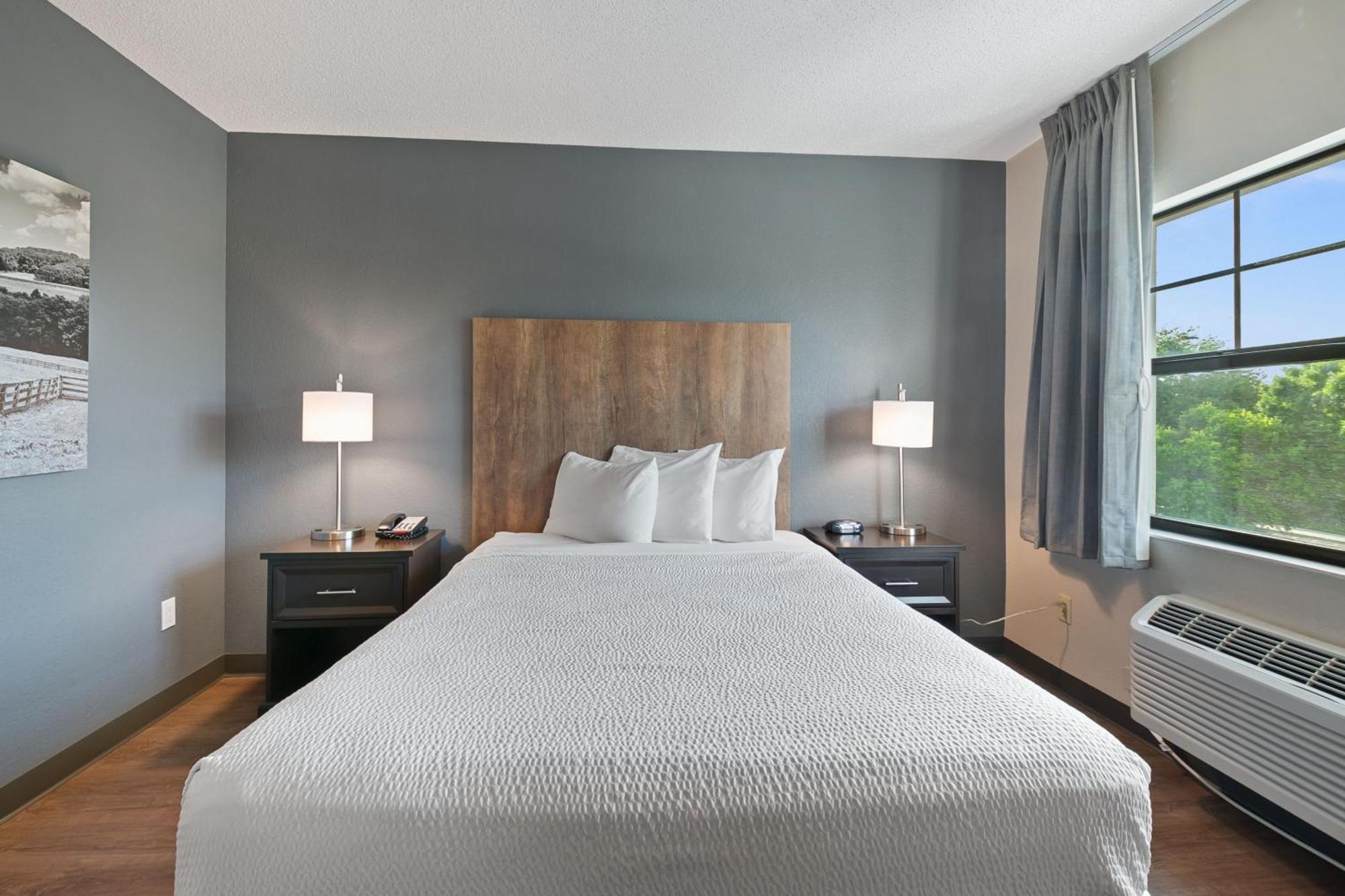 Queen Studio with One Queen Bed - Disability Access/Non-Smoking