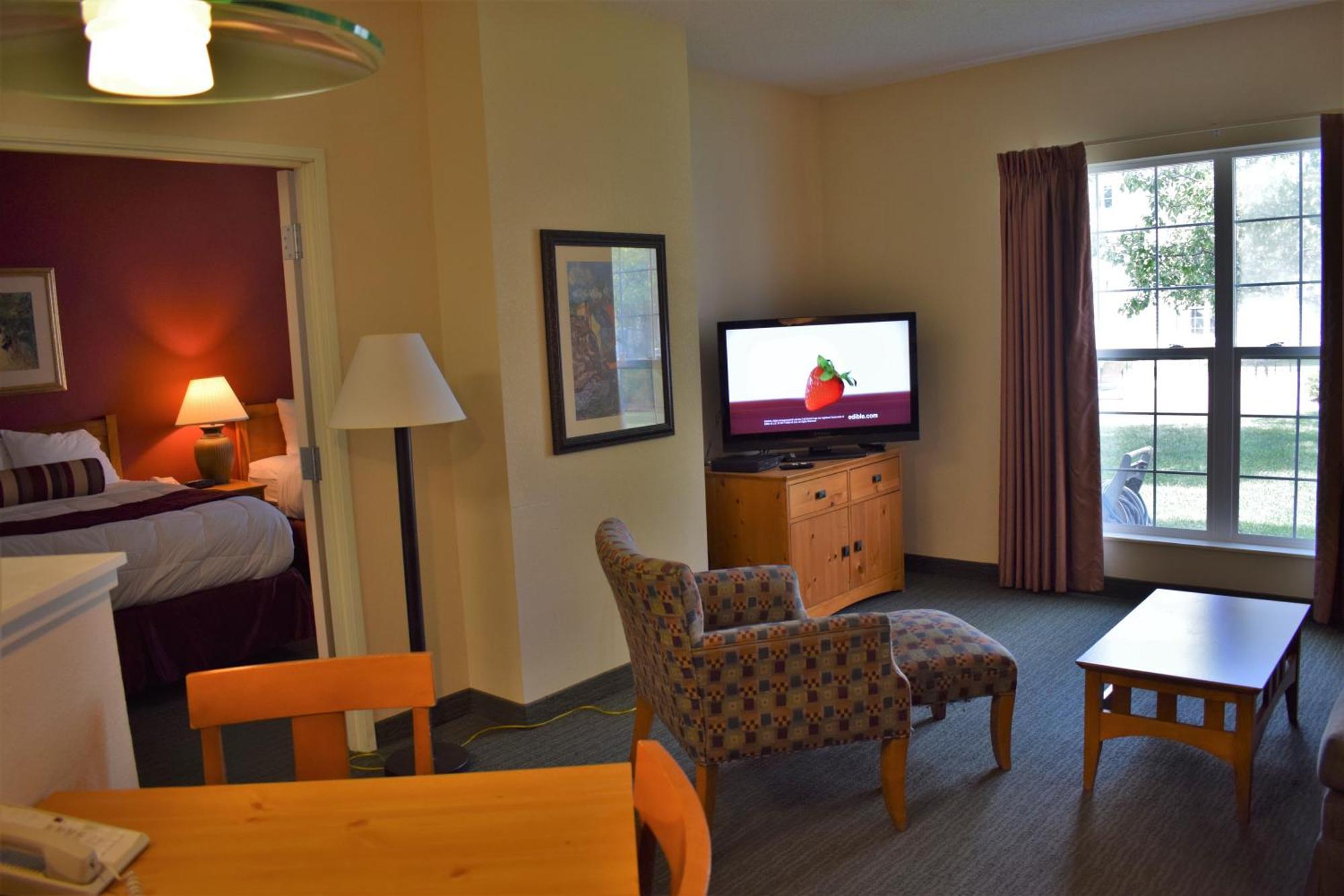 Suite with 1 King Bed and 2 Queen Beds, disability Access, Non-Smoking