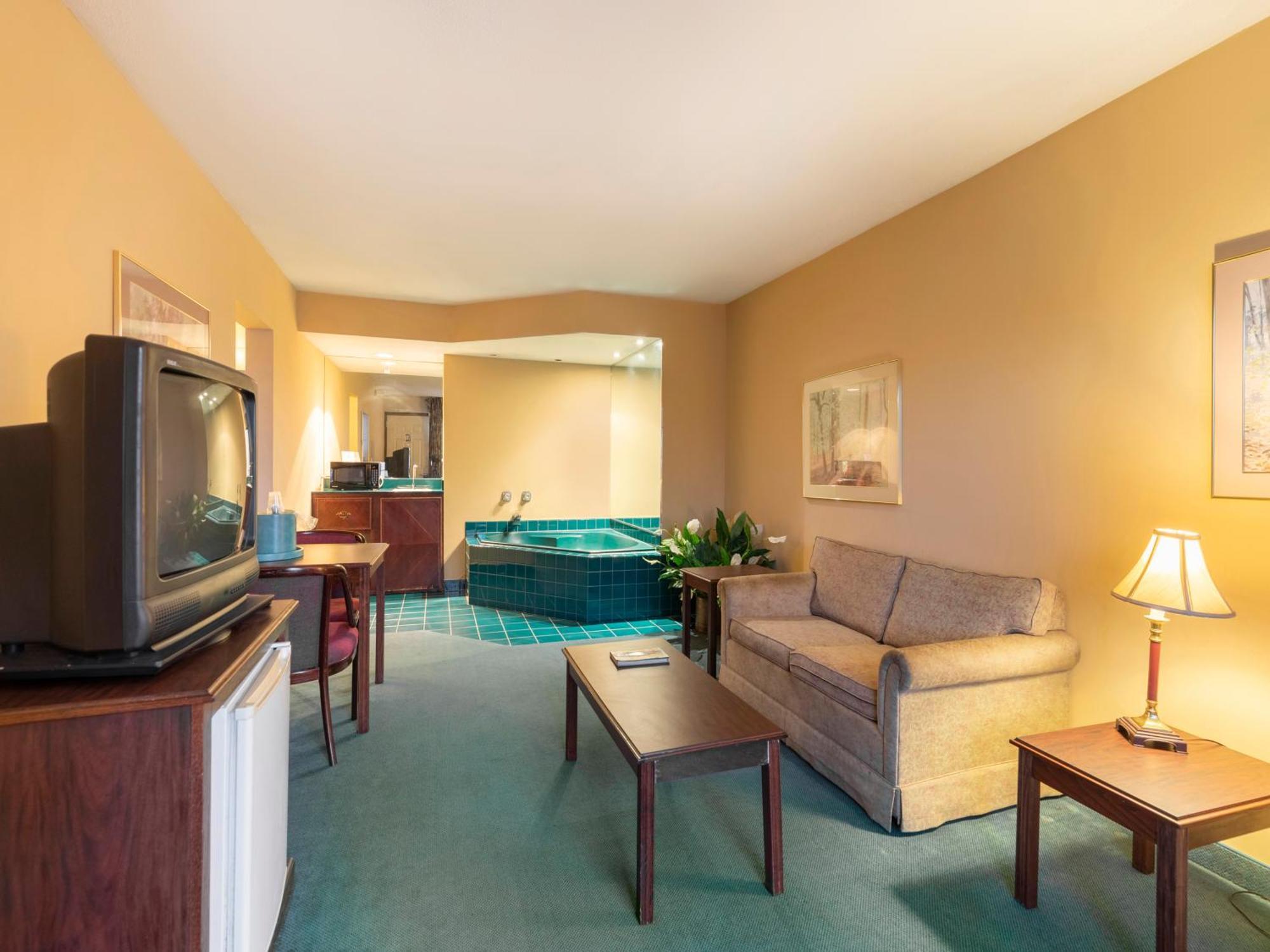 Queen Suite Jetted Tub