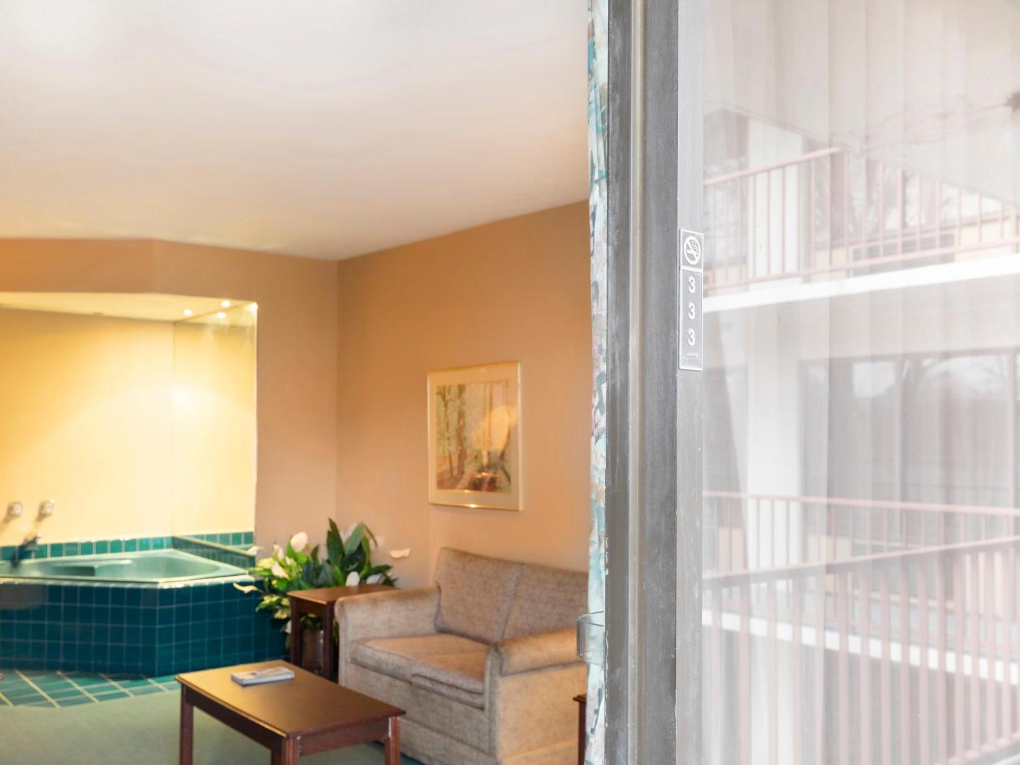 Queen Suite Jetted Tub