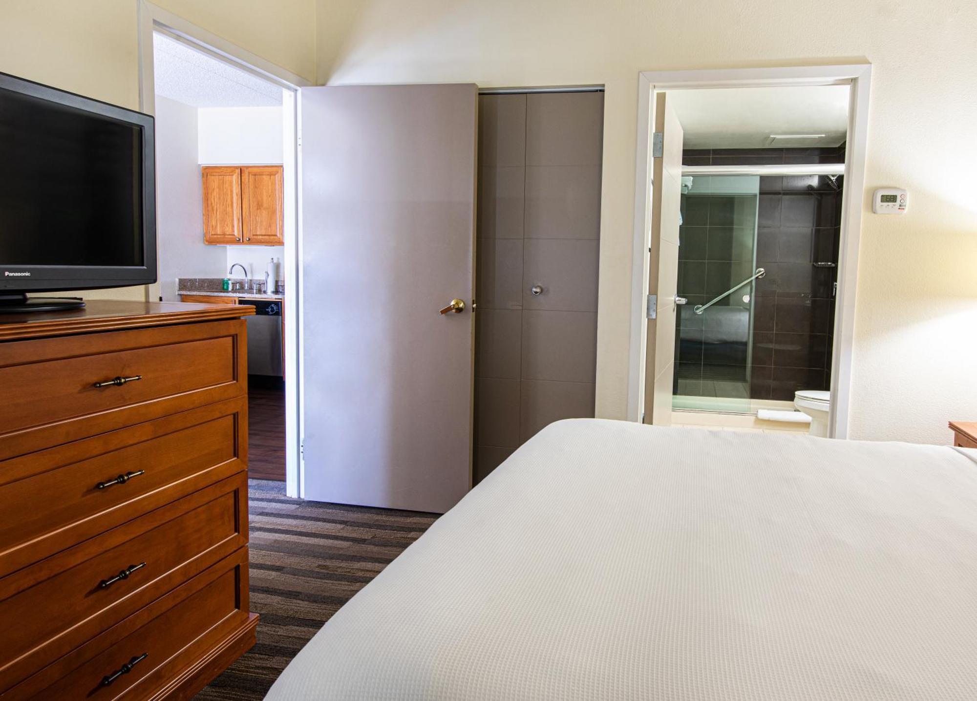 Two-Bedroom Queen Suite