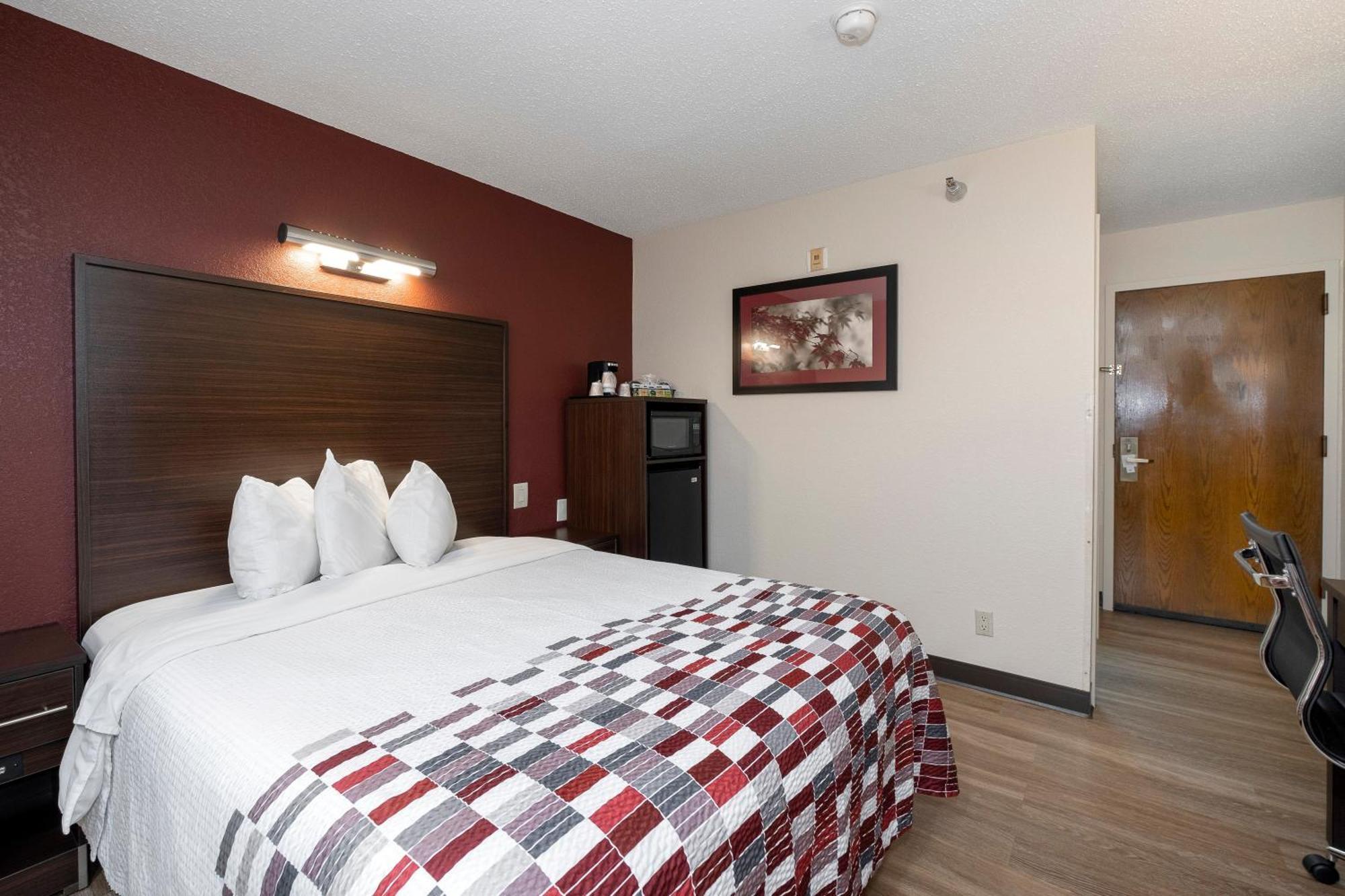 Deluxe Queen Room One Queen Bed Non-Smoking