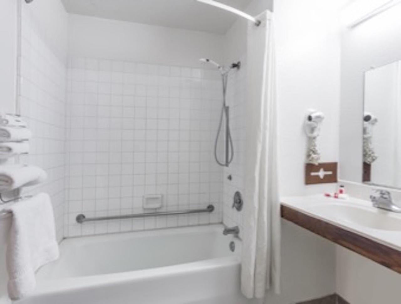 Queen Room - Mobility Access/Non-Smoking