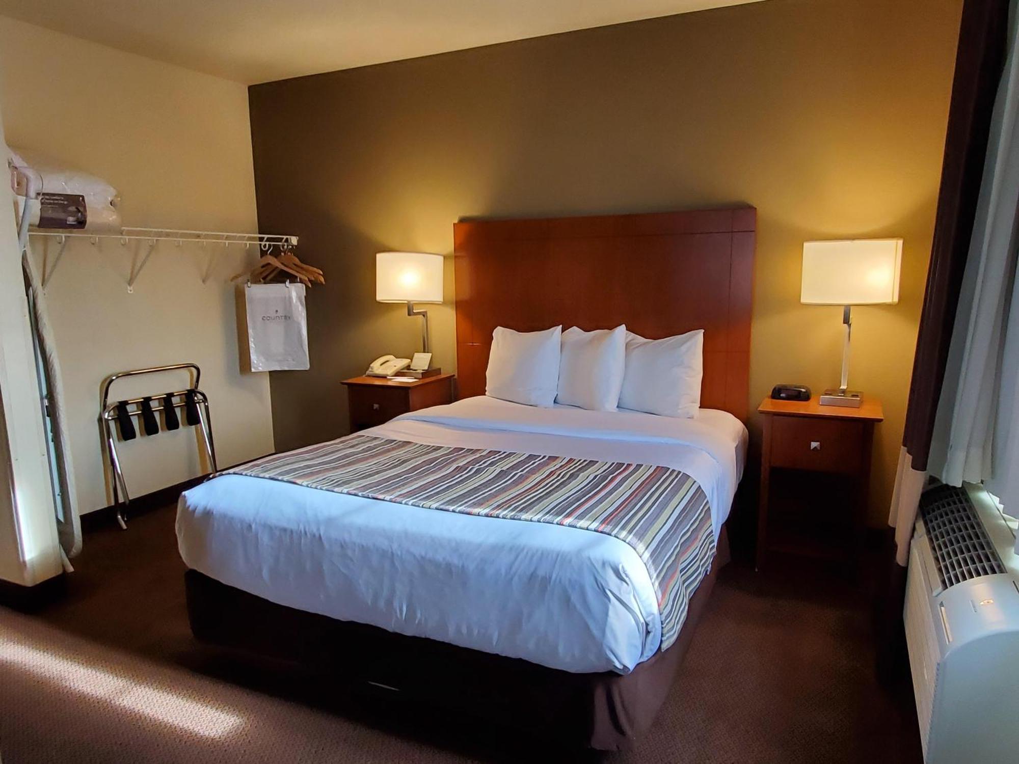 One-Bedroom Queen Suite Disability Access or Non-Smoking