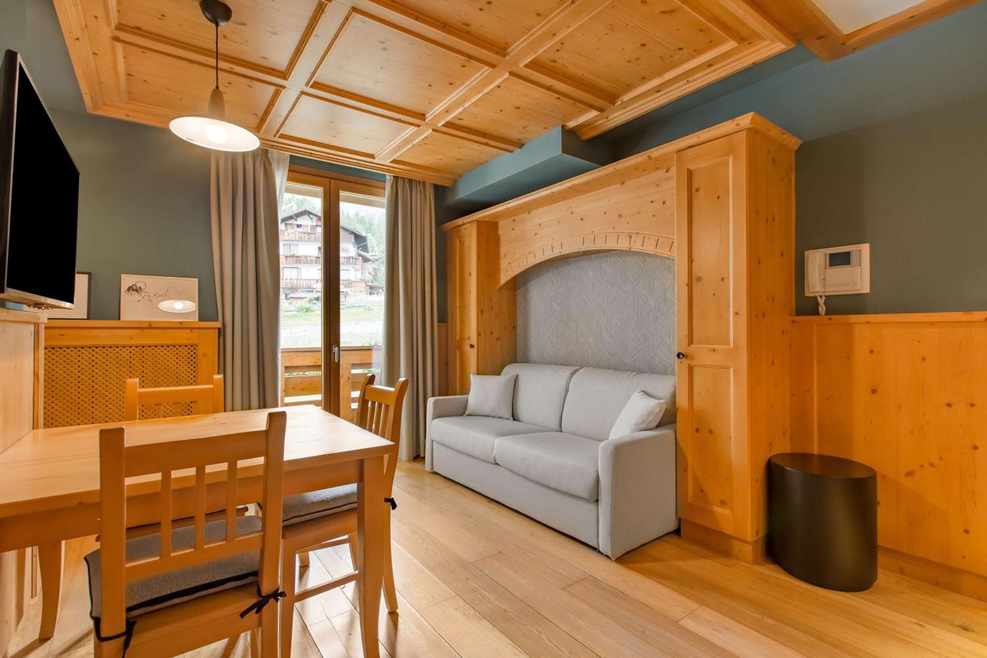 One-Bedroom Apartment Cristallo Mountain View