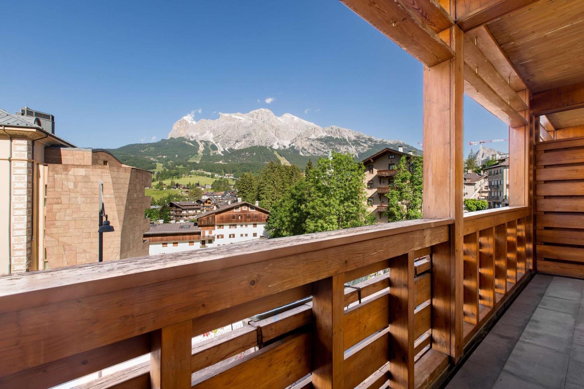 One-Bedroom Apartment Tofane Mountain View Balcony