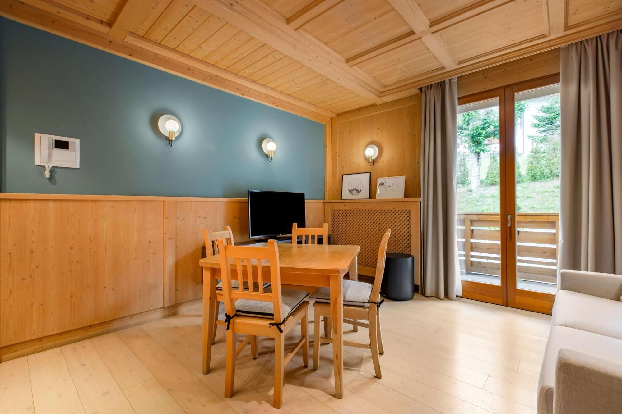 One-Bedroom Apartment Cristallo Mountain View