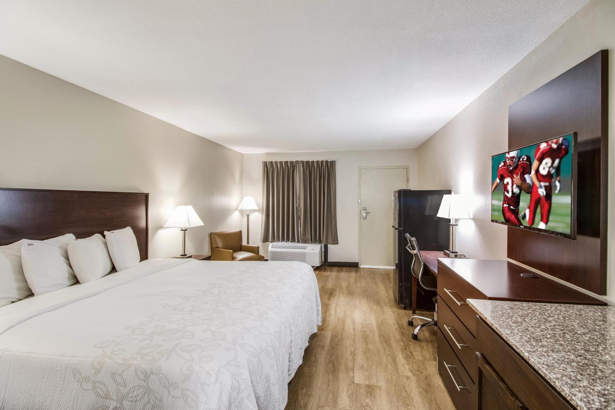Deluxe King Room Full-Size Refrigerator Smoke