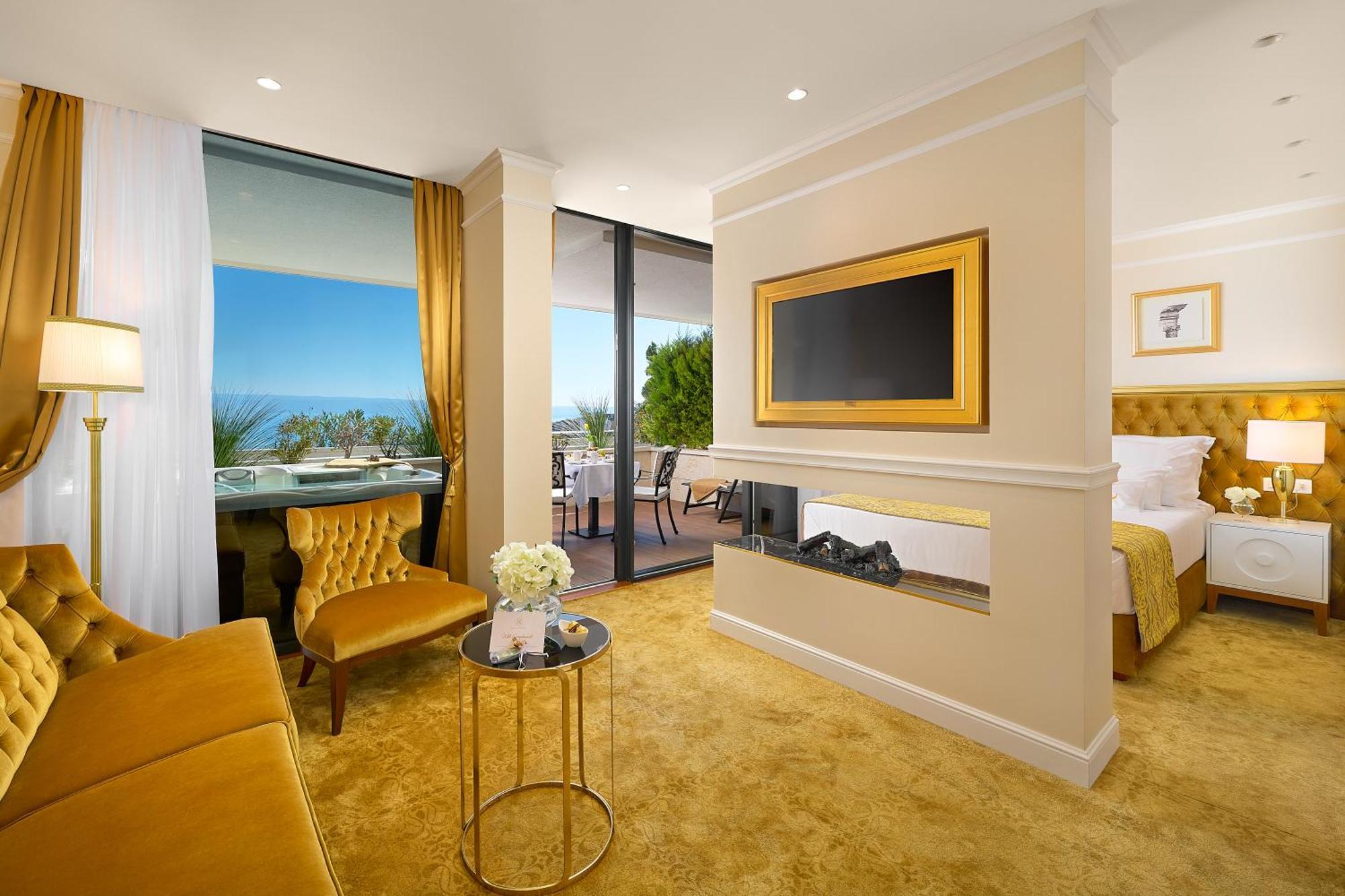 Deluxe Suite Sea Front Outdoor Jacuzzi