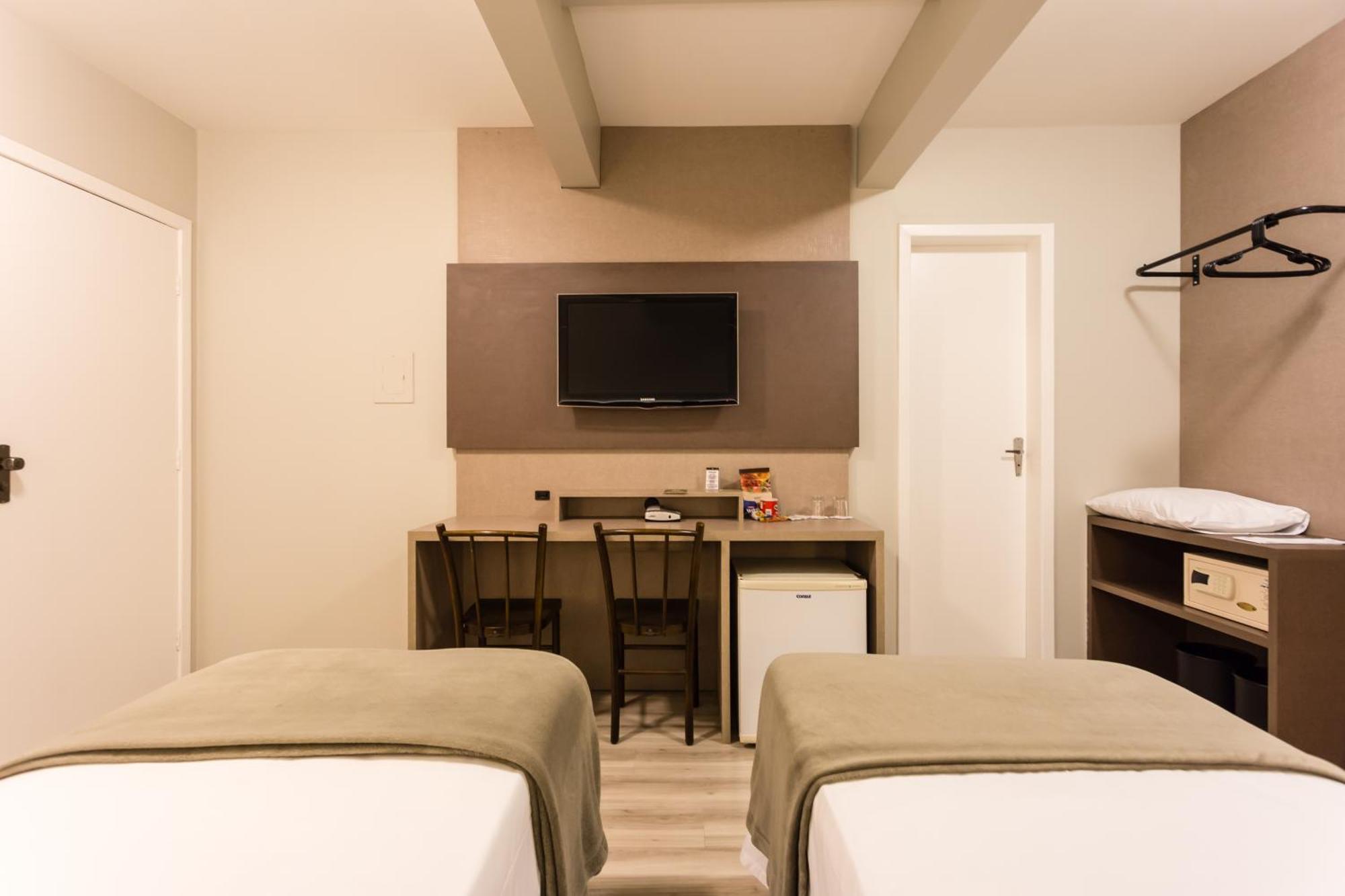 Quarto com 2 Camas de Solteiro