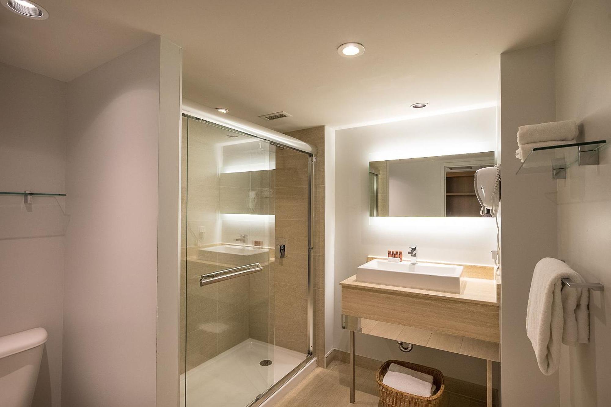 Comfort room 2 Queen beds indoor view