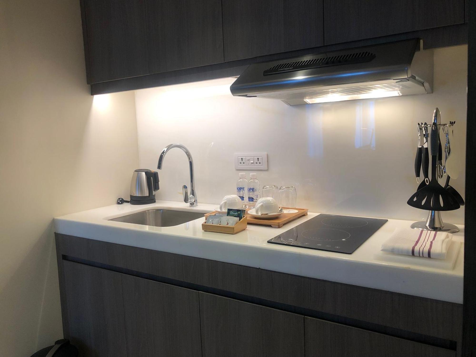 1 King Bed Studio Room Kitchenette