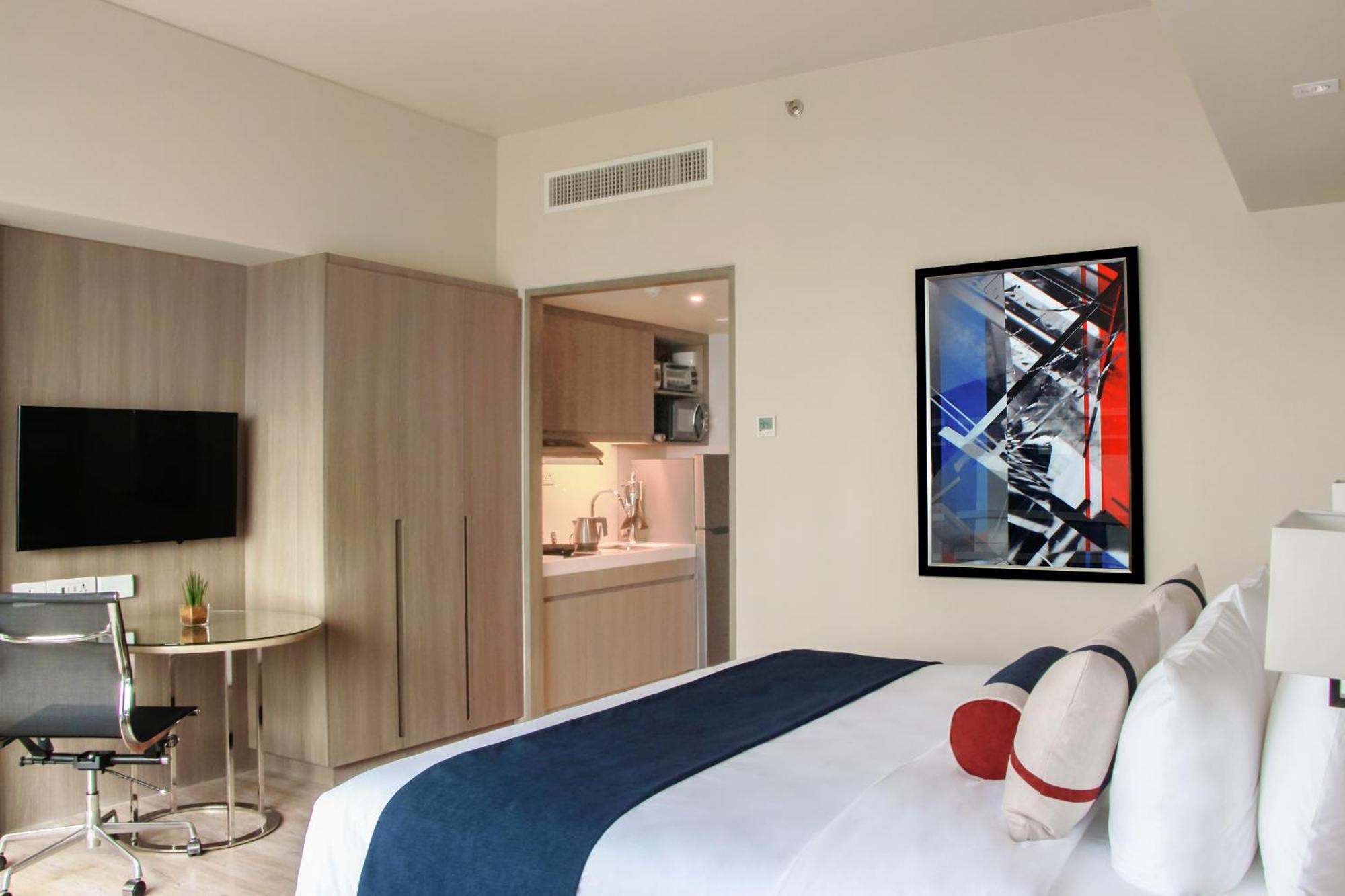 1 King Bed Studio Room Kitchenette