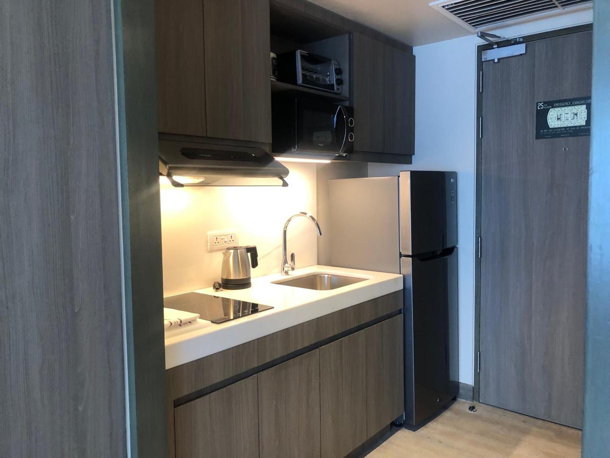 1 King Bed Studio Room Kitchenette